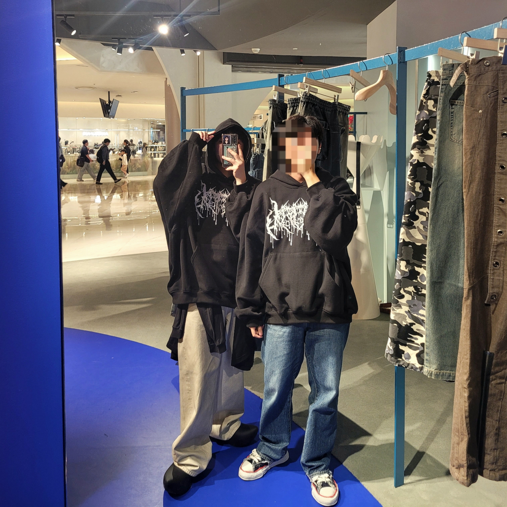 Ourpas 075 Glitter Logo Hoodie, Balenciaga Technoclog Black 착용 스타일