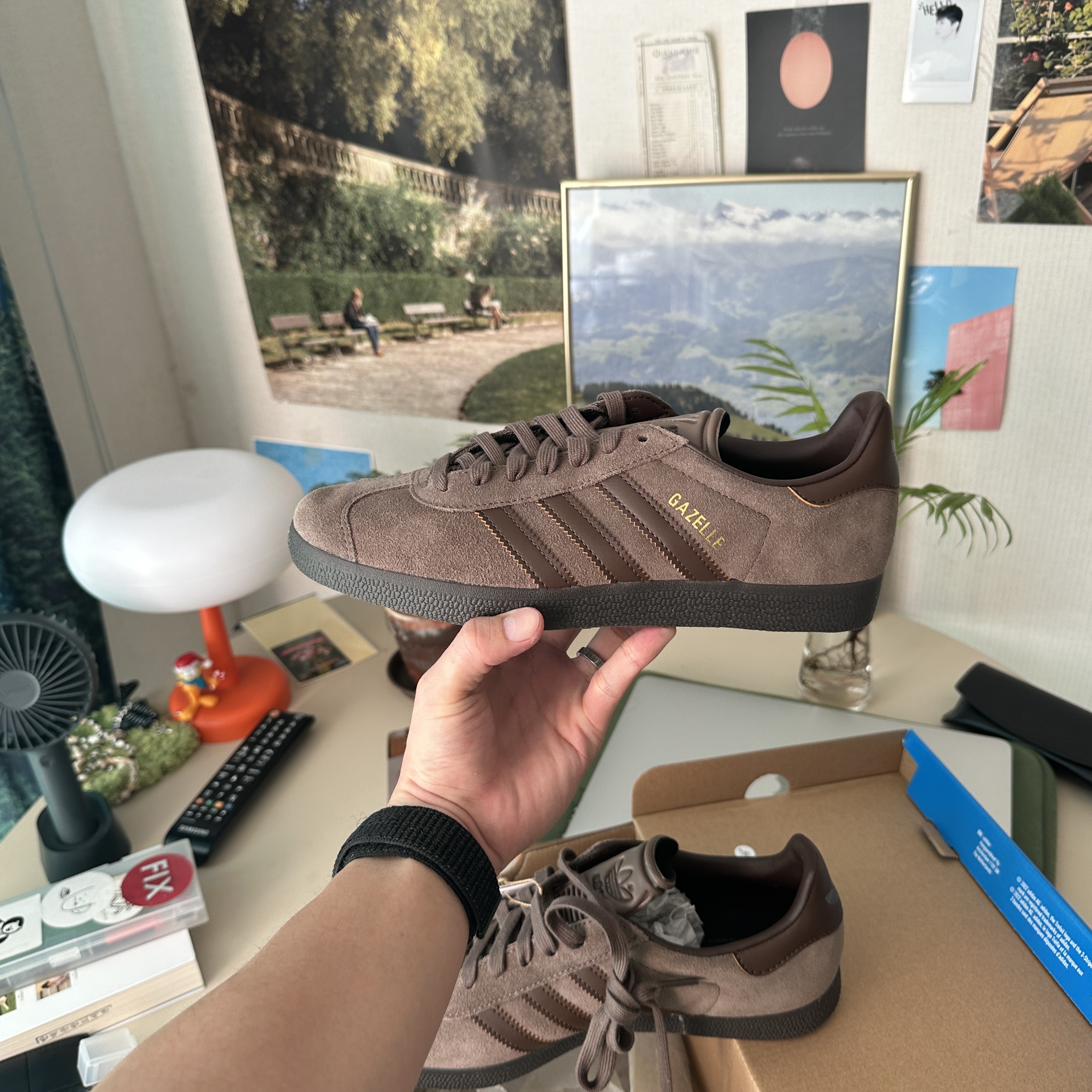 Adidas Gazelle Earth Strata Brown Gum 착용 스타일 - 1