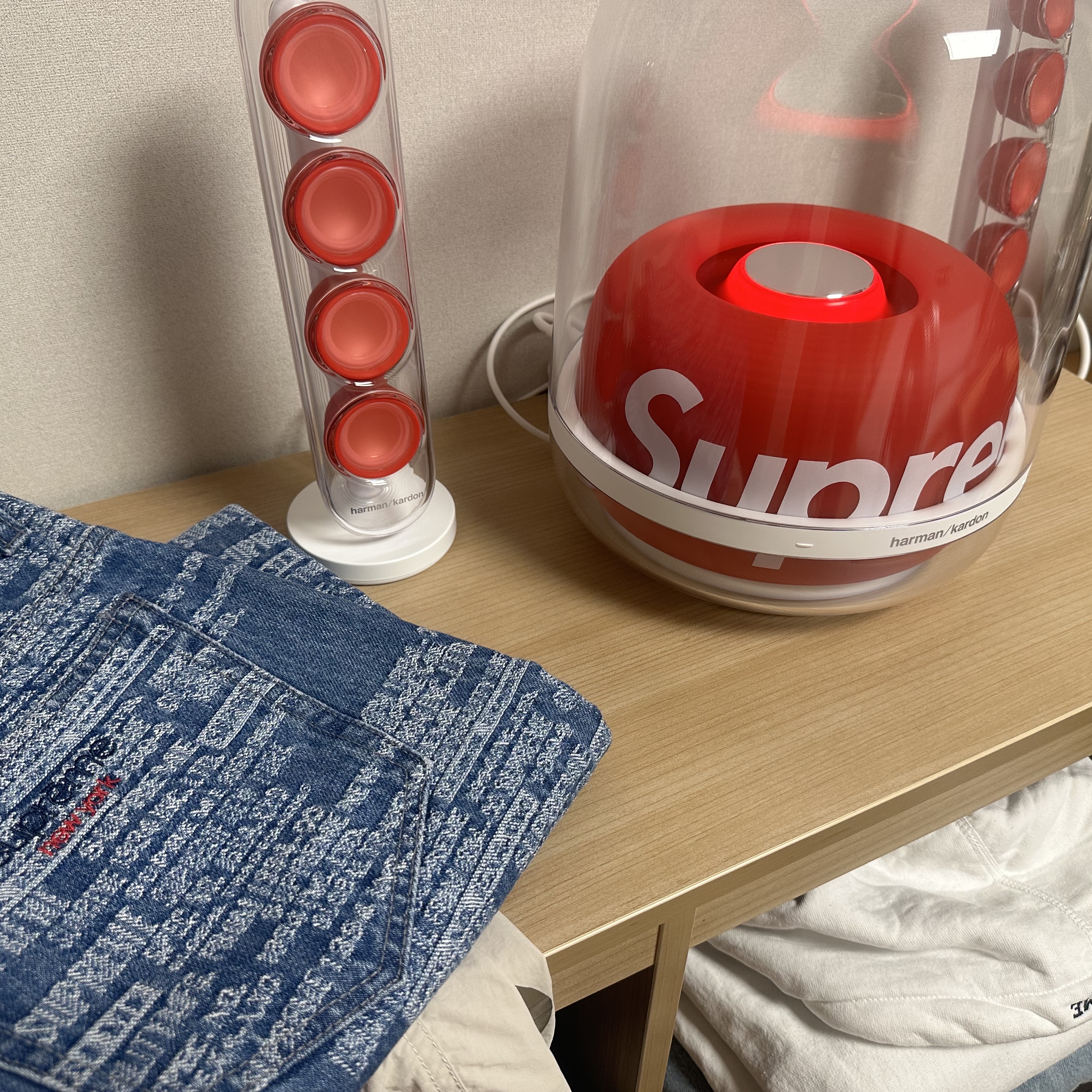 Supreme Trademark Jacquard Baggy Jean Washed Blue - 23SS, Supreme x Harman Kardon Soundsticks White (Korean Ver.) - 23FW 착용 스타일
