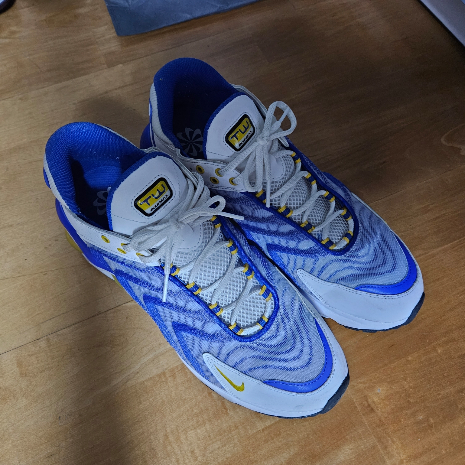 Nike Air Max TW Racer Blue and Speed Yellow 착용 스타일