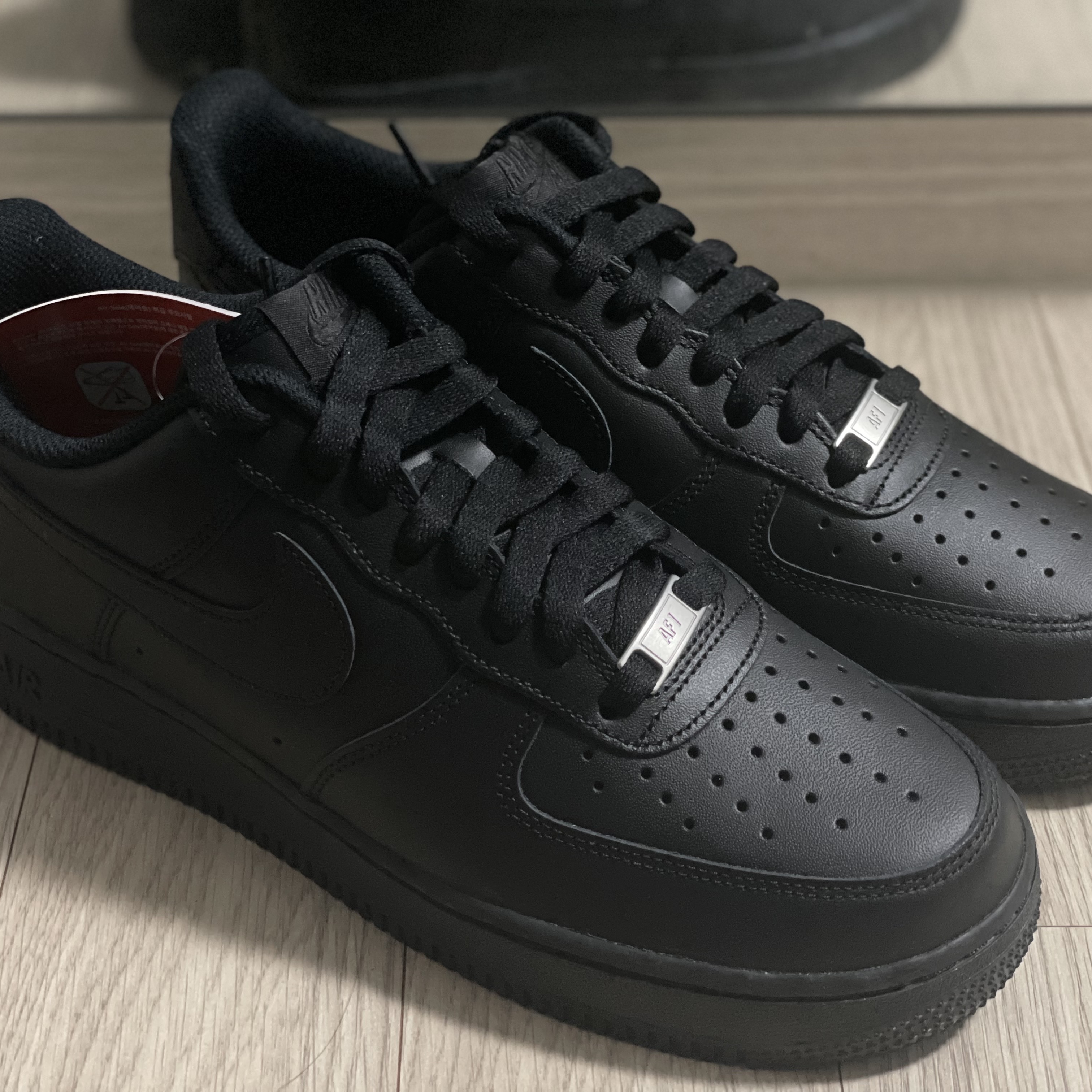 Nike Air Force 1 '07 Low Triple Black 착용 스타일 - 2