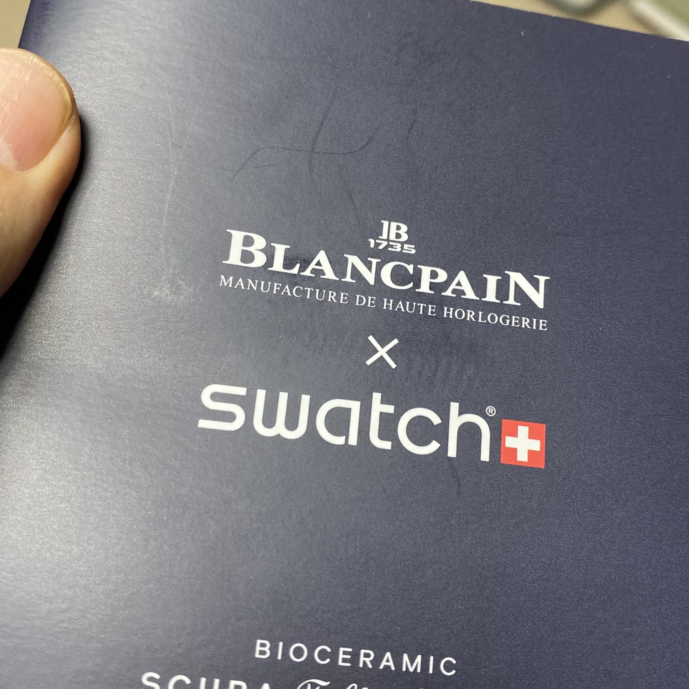 Swatch x Blancpain Bioceramic Antarctic Ocean 착용 스타일 - 2