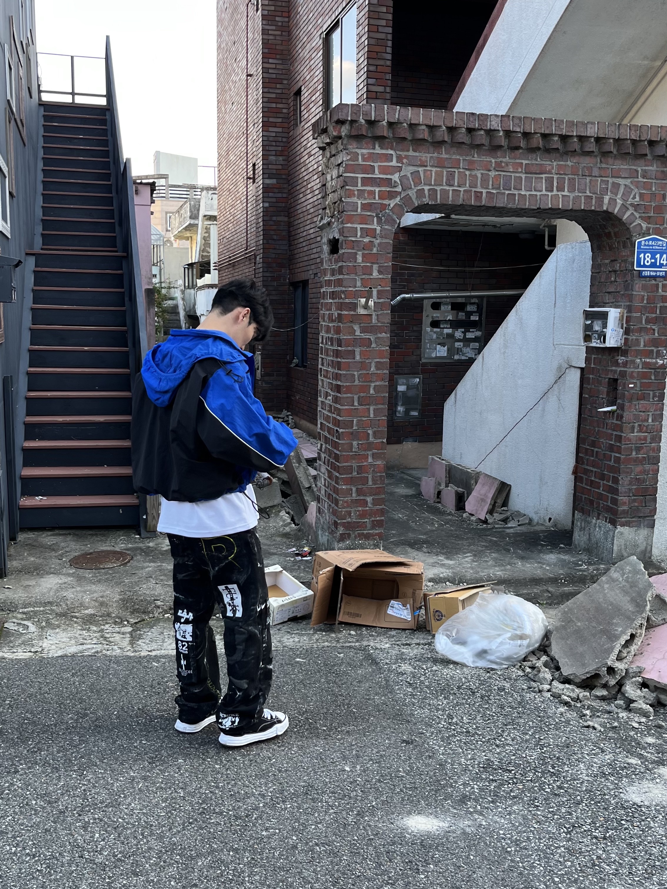 Ader Error Grampur Jumper Z-Blue, Maison Mihara Yasuhiro Peterson OG Sole Canvas Low Sneakers Black 착용 스타일 - 3