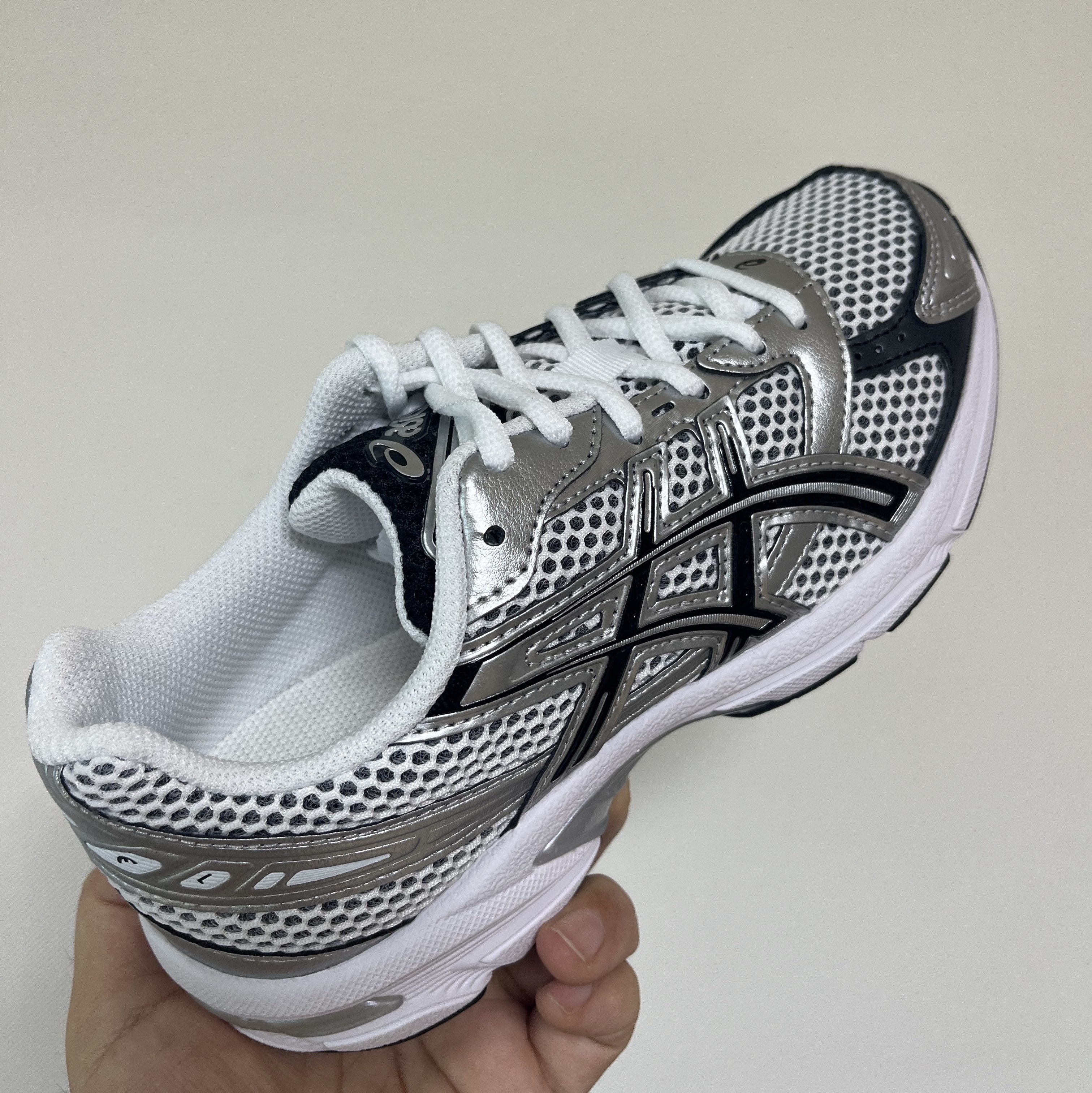 Asics Gel-1130 White Black 착용 스타일 - 2