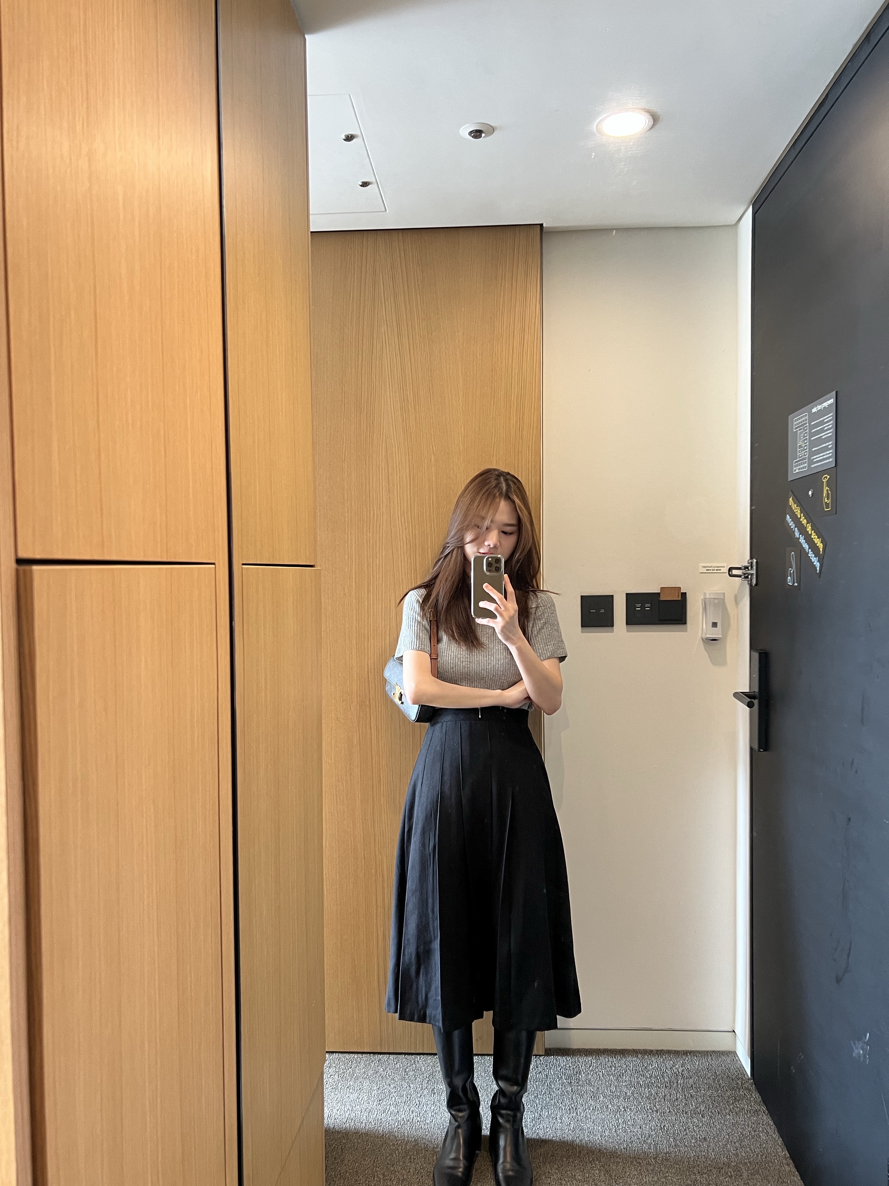 Celine Shoulder Bag Claude in Triomphe Canvas Calfskin Tan 착용 스타일 - 3