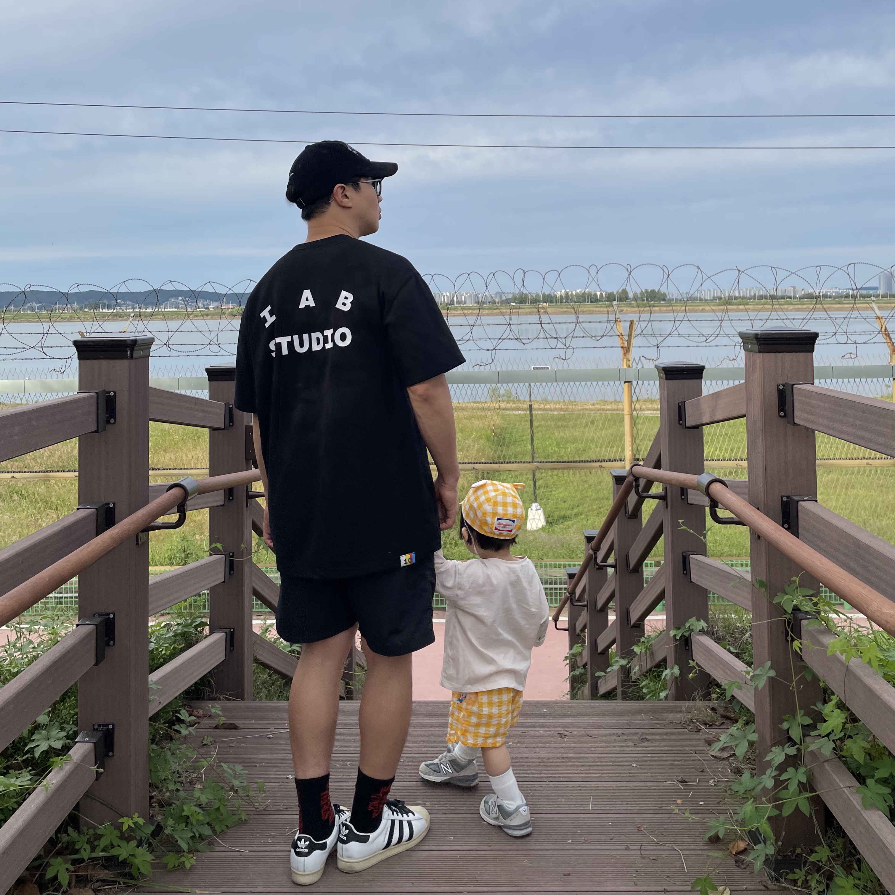 IAB Studio 10th Anniversary T-Shirt Black, Adidas Superstar Premium White Black 착용 스타일