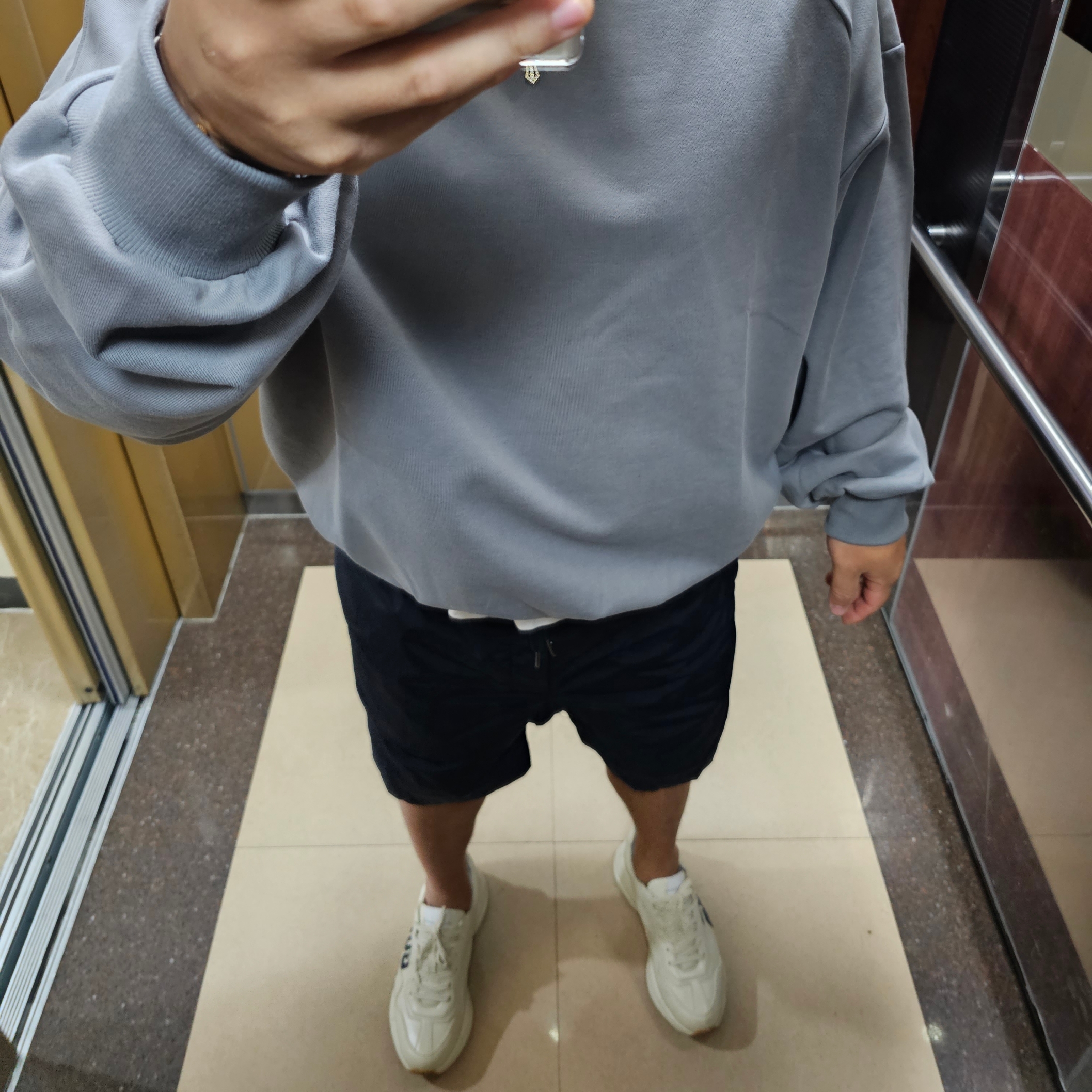 Gucci Rhyton 25 Sneakers 착용 스타일 - 2