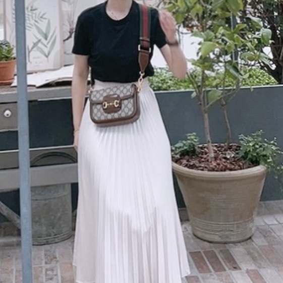 Gucci Horsebit 1955 GG Supreme Canvas Mini Bag Beige Ebony 착용 스타일
