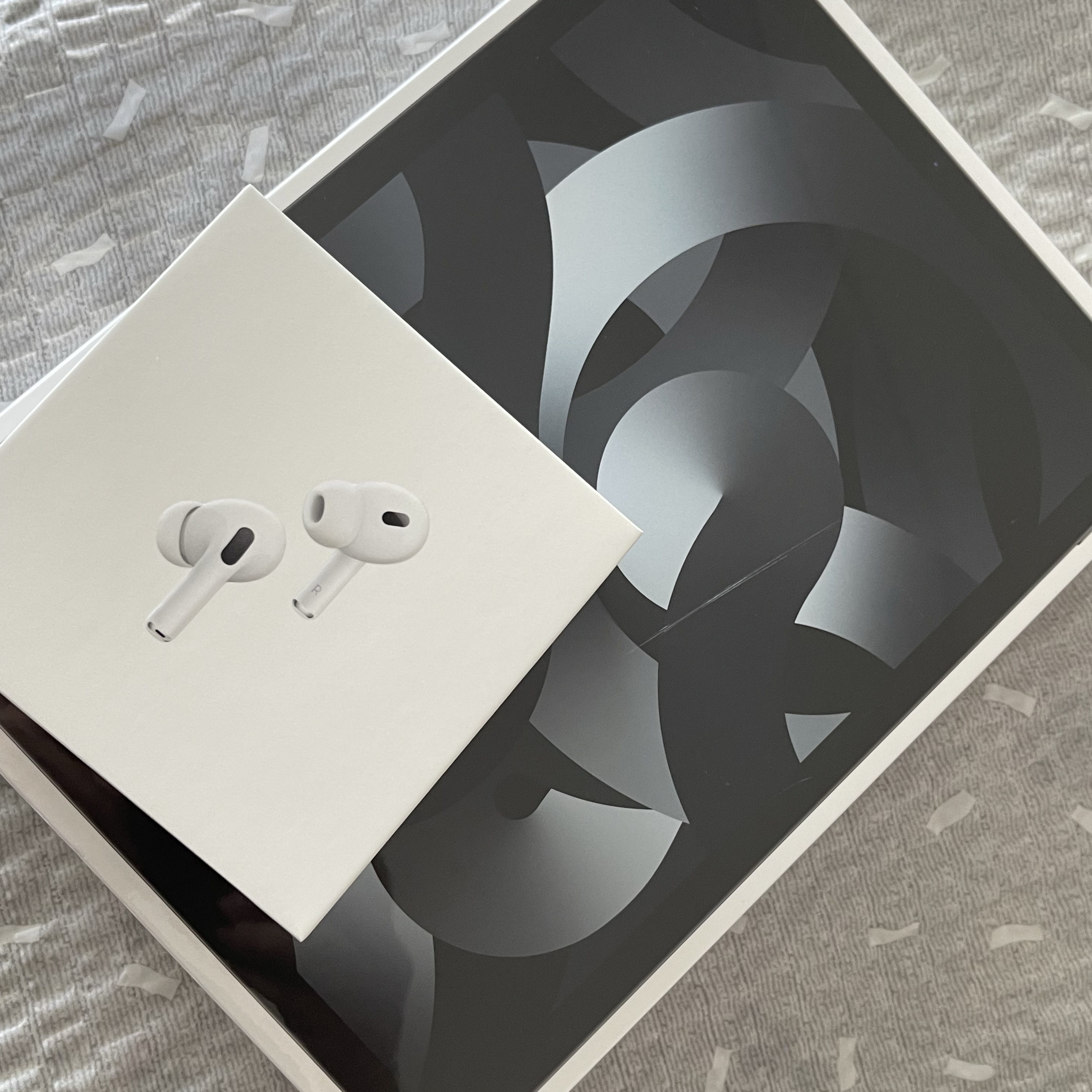Apple iPad Air 5th Gen Wifi 64GB Space Gray (Korean Ver.), Apple AirPods Pro 2nd Gen (Korean Ver.) 착용 스타일