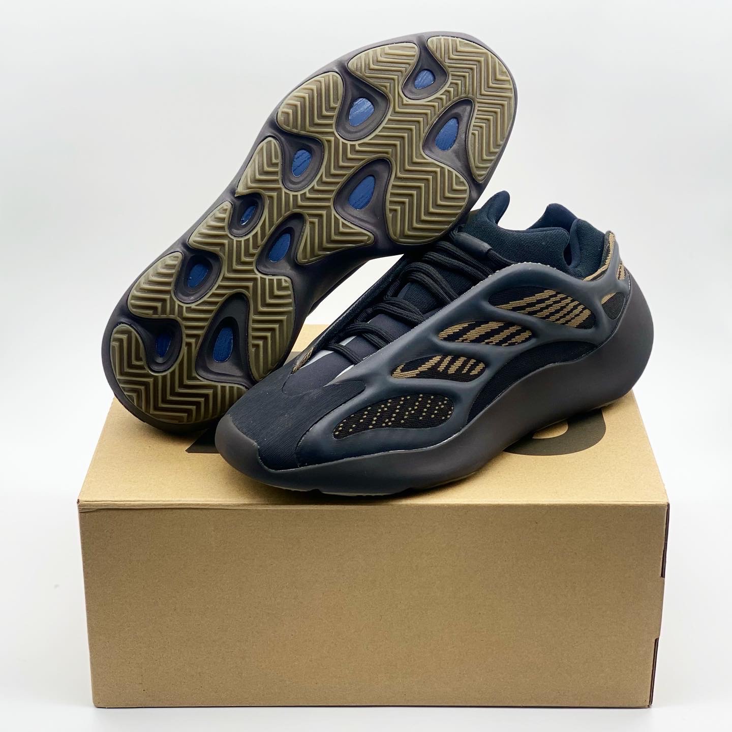 Adidas Yeezy 700 V3 Clay Brown 착용 스타일 - 1