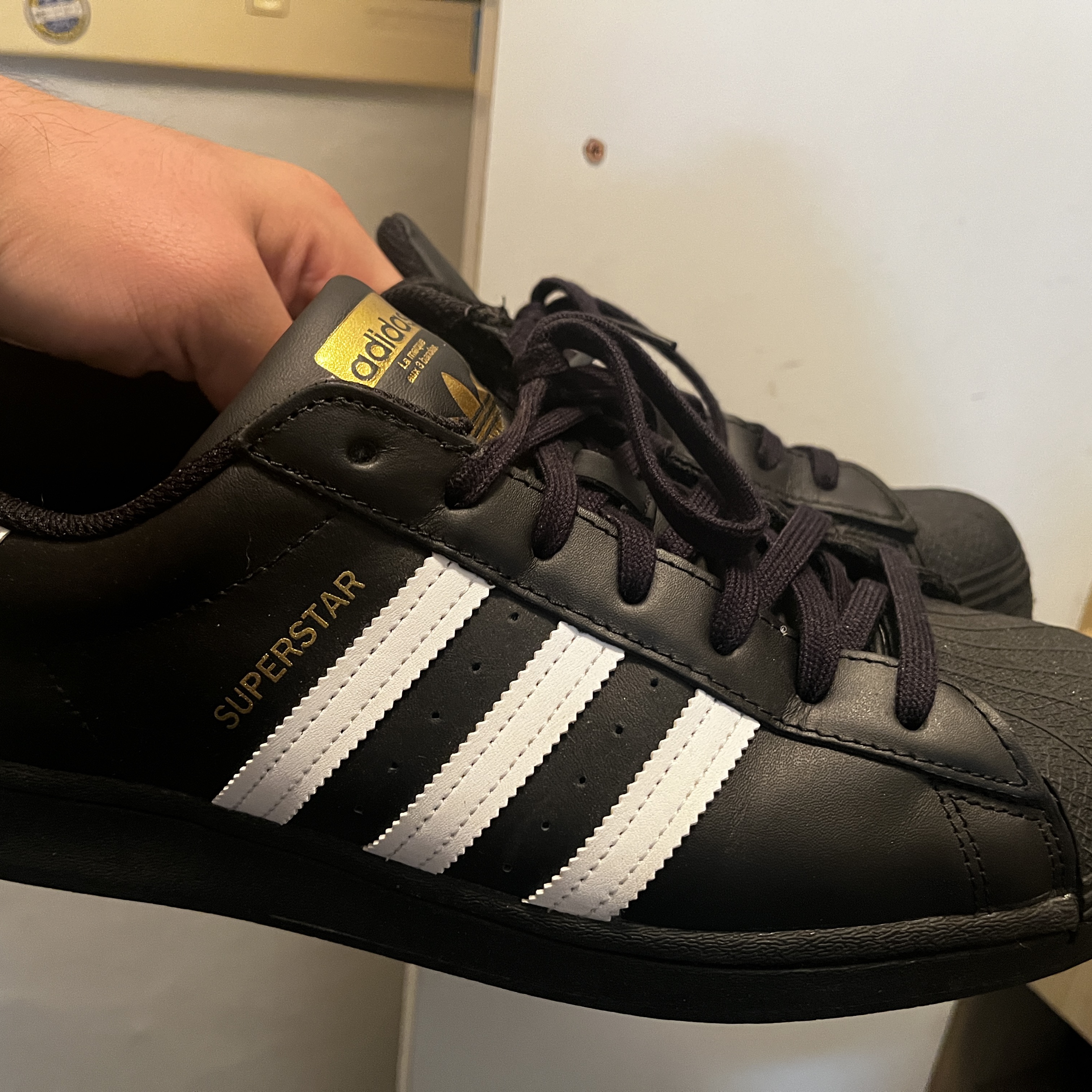 Adidas Superstar Core Black White 착용 스타일 - 2