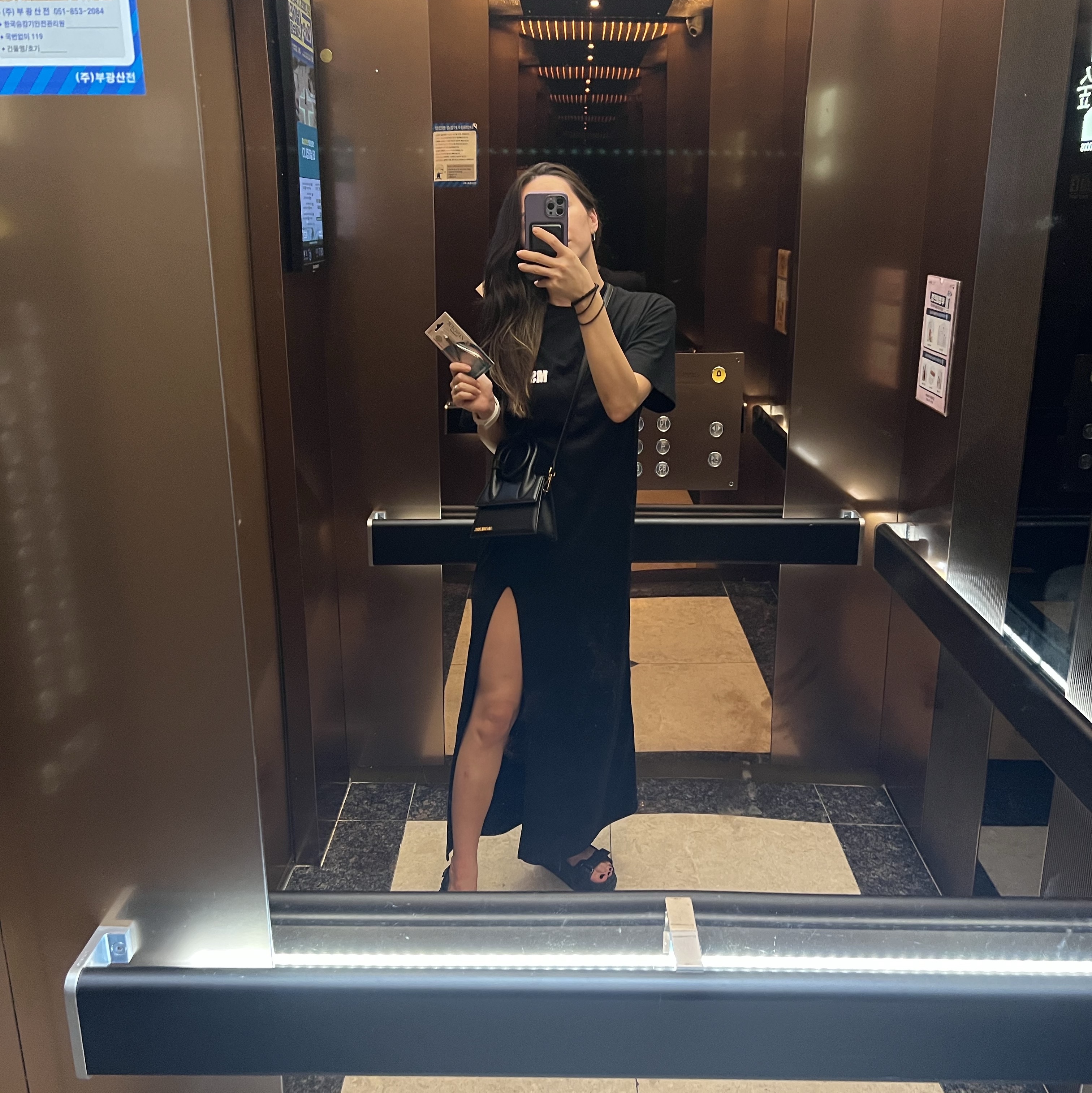 (W) MSGM Long Cotton Dress with Side Slit and Quote Logo Black, Jacquemus Le Chiquito Noeud Coiled Leather Handbag Black 착용 스타일