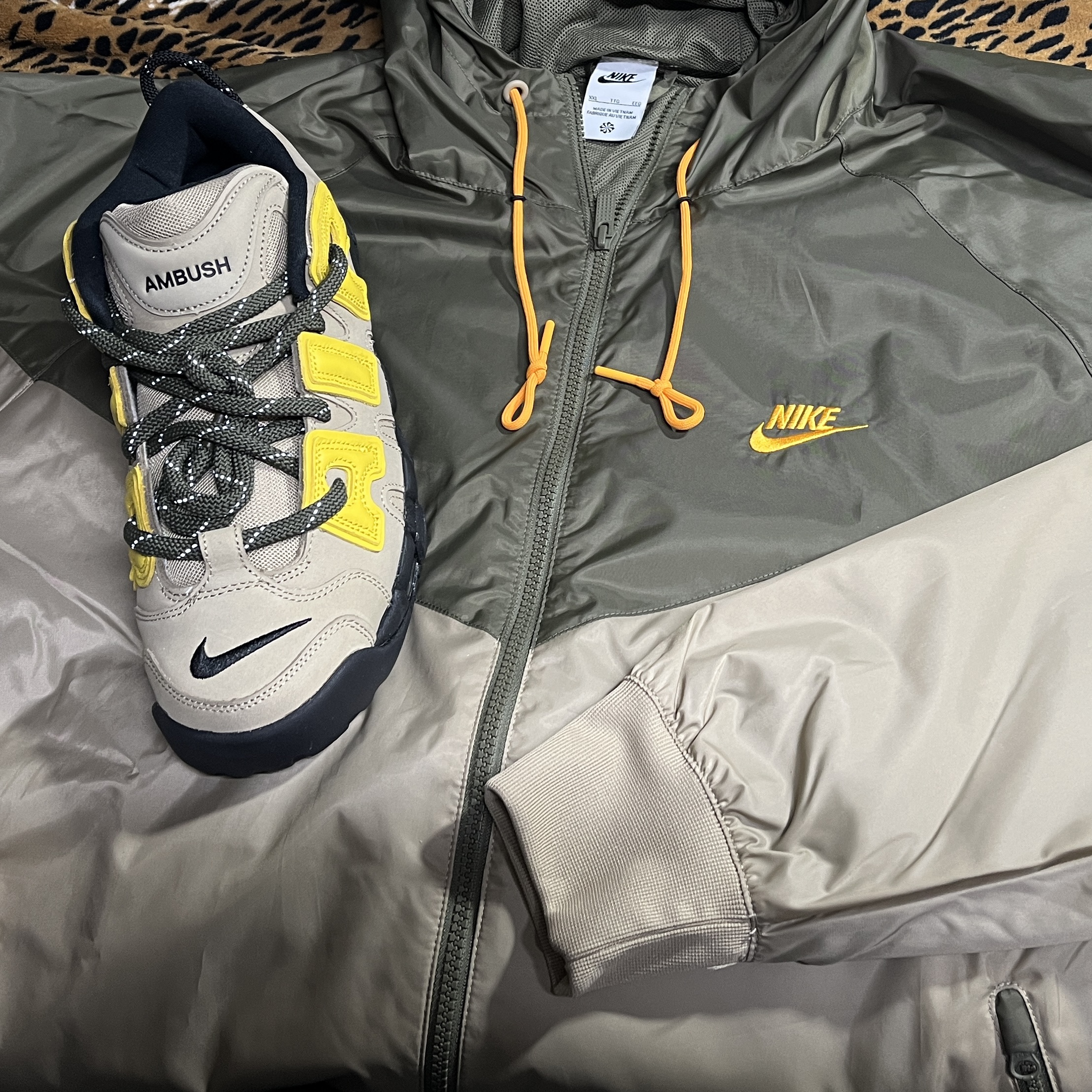 Nike x Ambush Air More Uptempo Low Vivid Sulfur and Limestone 착용 스타일 - 1
