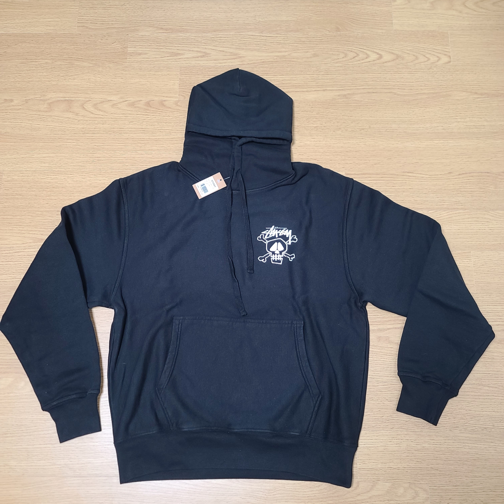 Stussy Skull & Bones Pigment Dyed Hoodie Black 착용 스타일 - 2