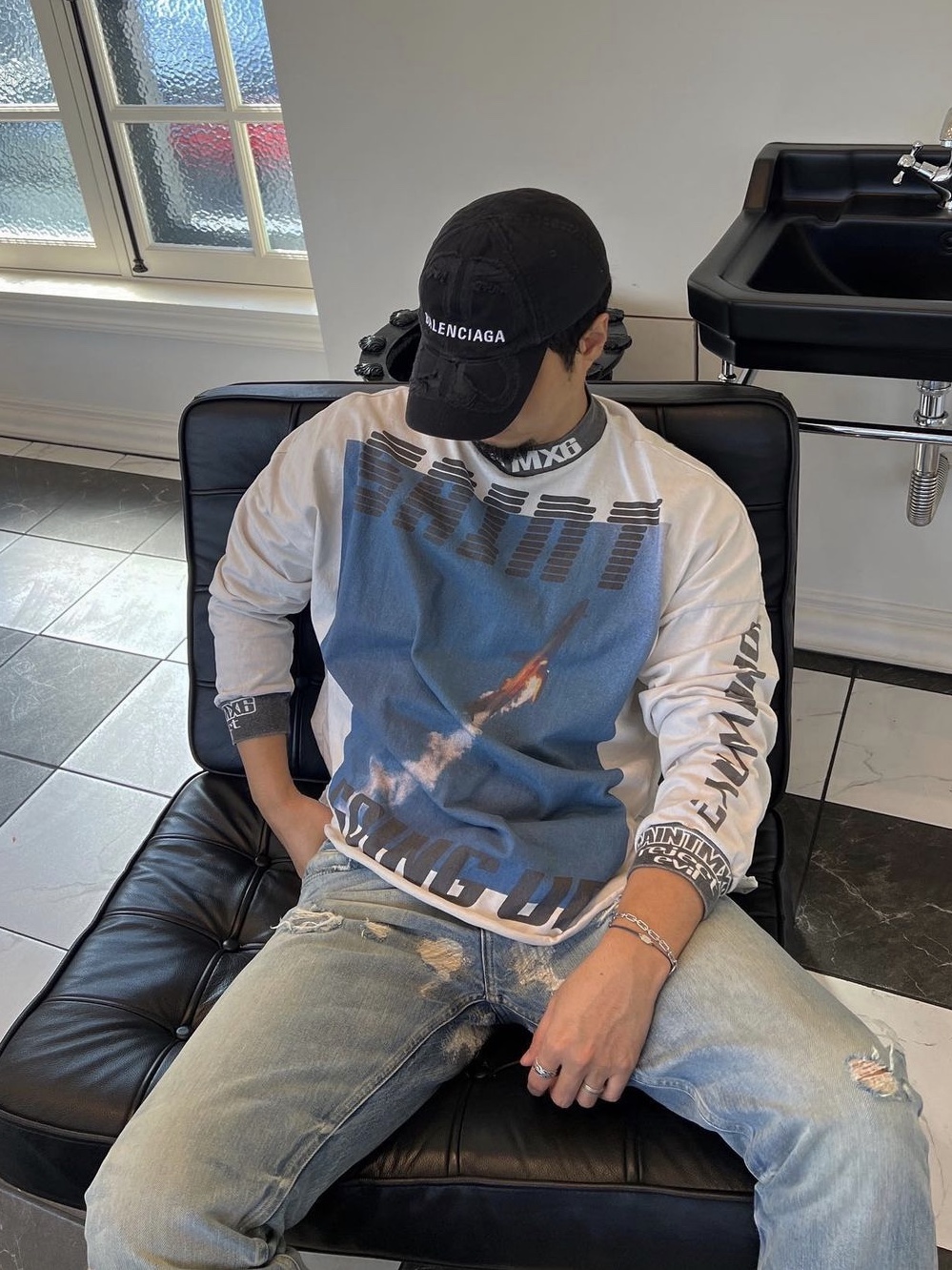 Saint Mxxxxxx Going L/S T-Shirt White - 23AW, Balenciaga BB Laser Destroyed Cap Black 착용 스타일