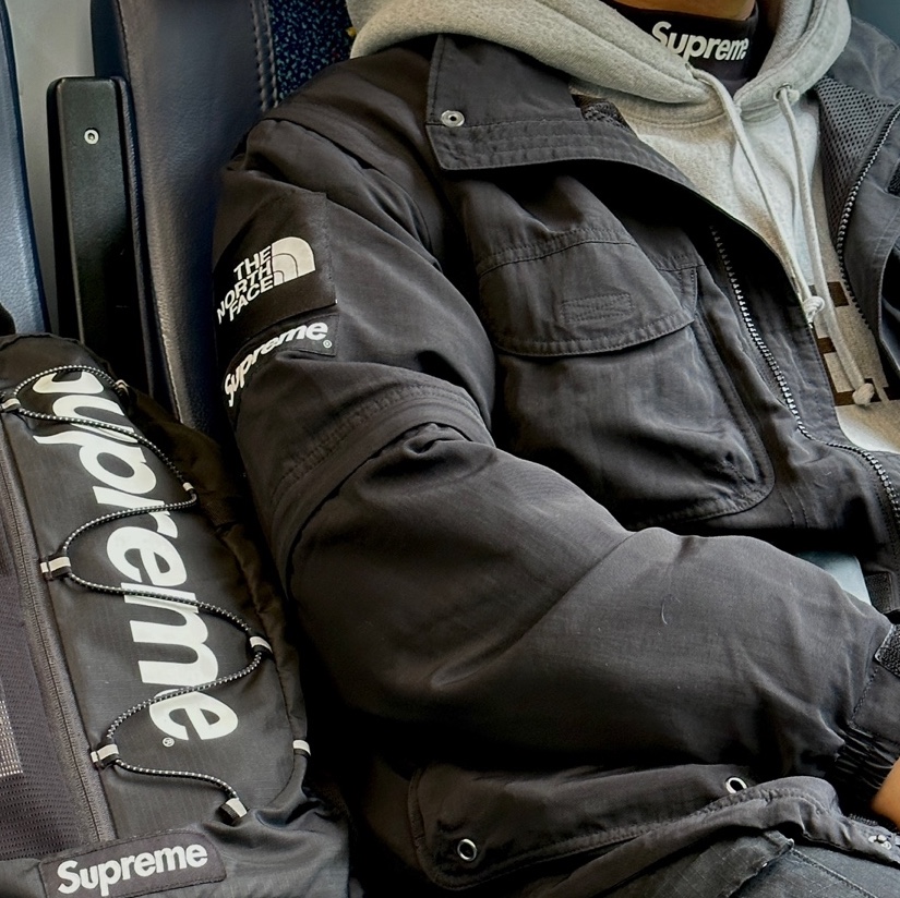 Supreme Varsity Hooded Sweatshirt Heather Grey - 23FW, Supreme x Nike ACG Jersey Black - 22FW 착용 스타일
