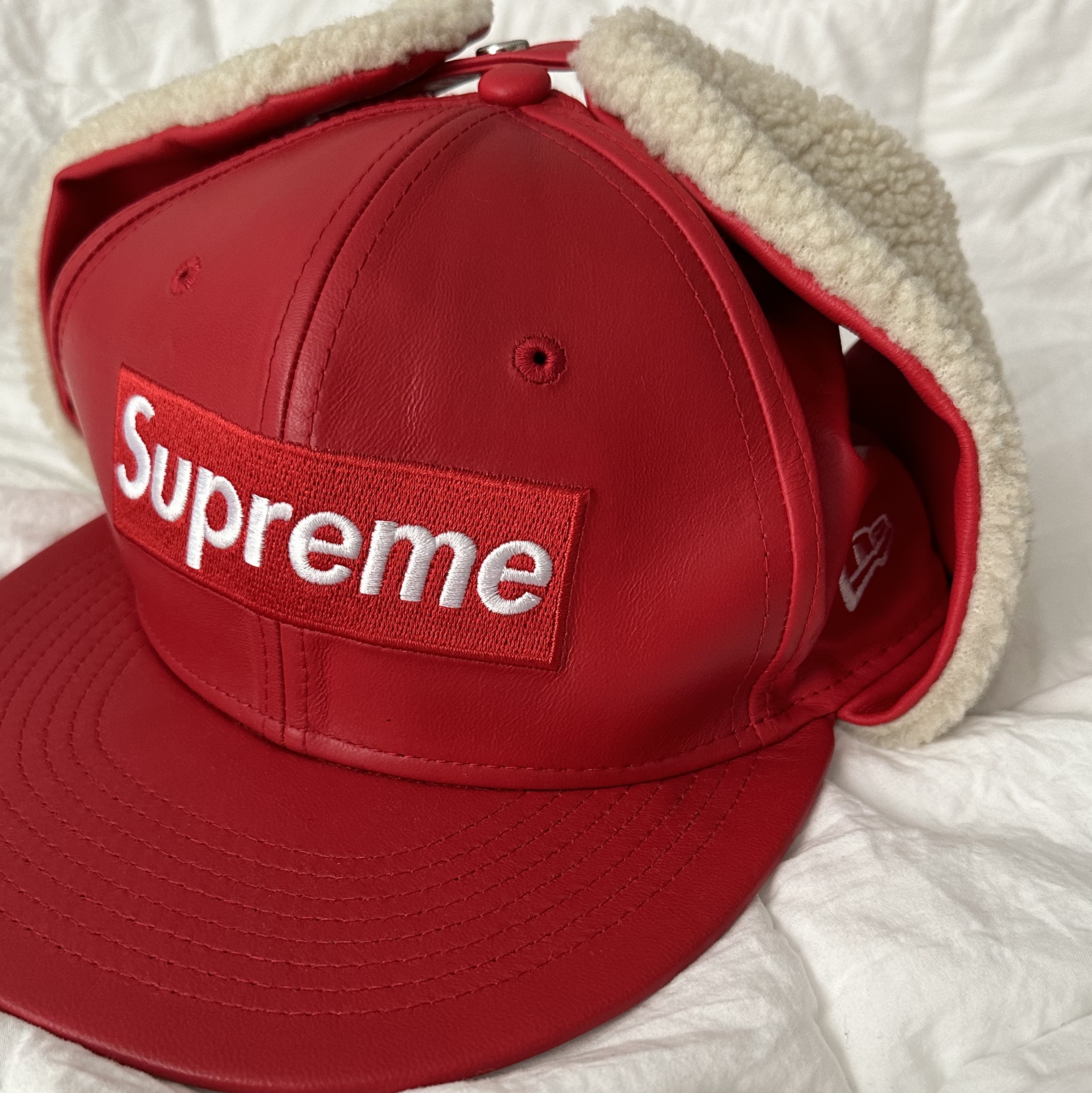 Supreme Leather Earflap Box Logo New Era Red - 22FW 착용 스타일