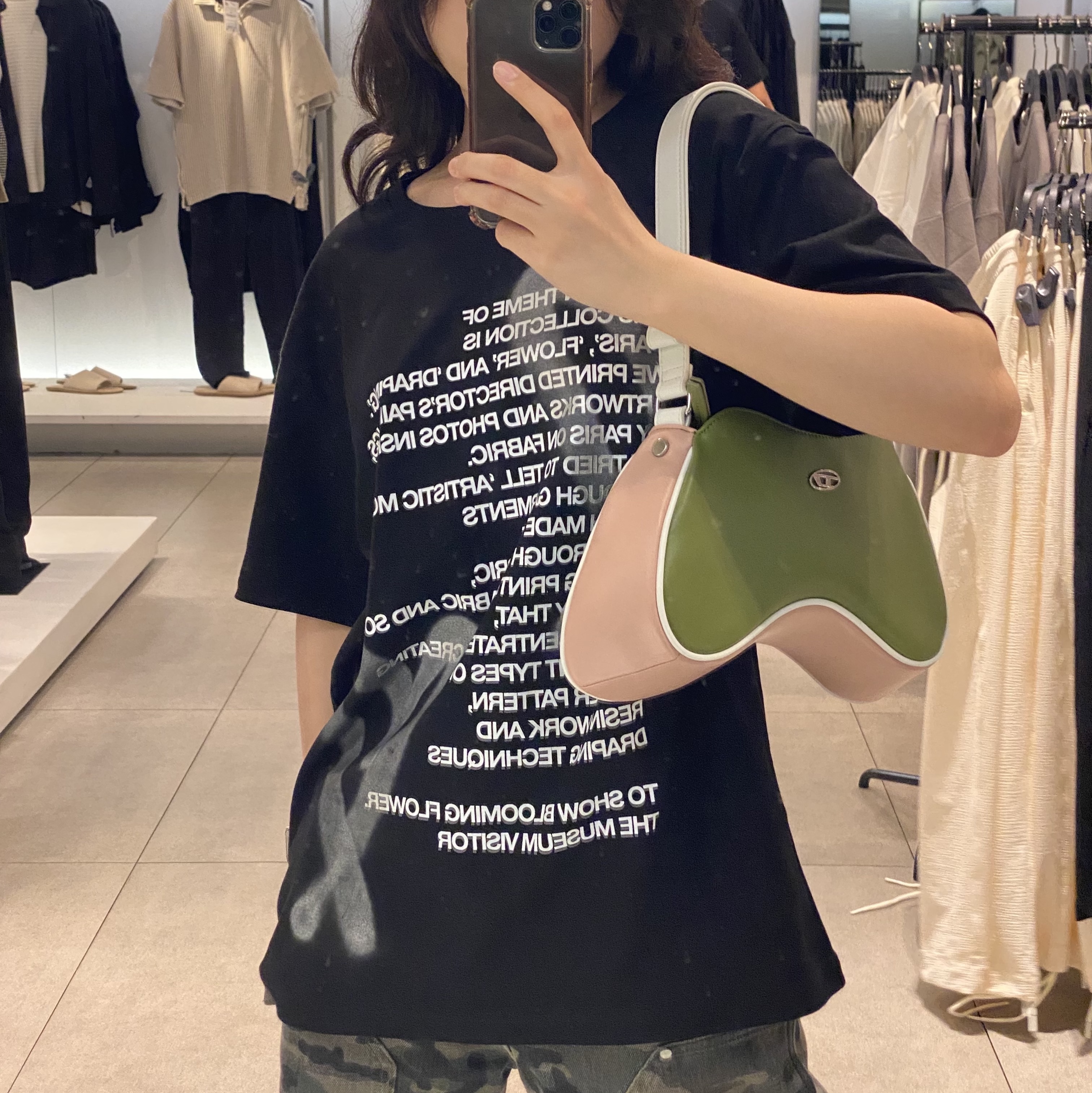 The Museum Visitor Heart Sprayed T-Shirts Black 착용 스타일