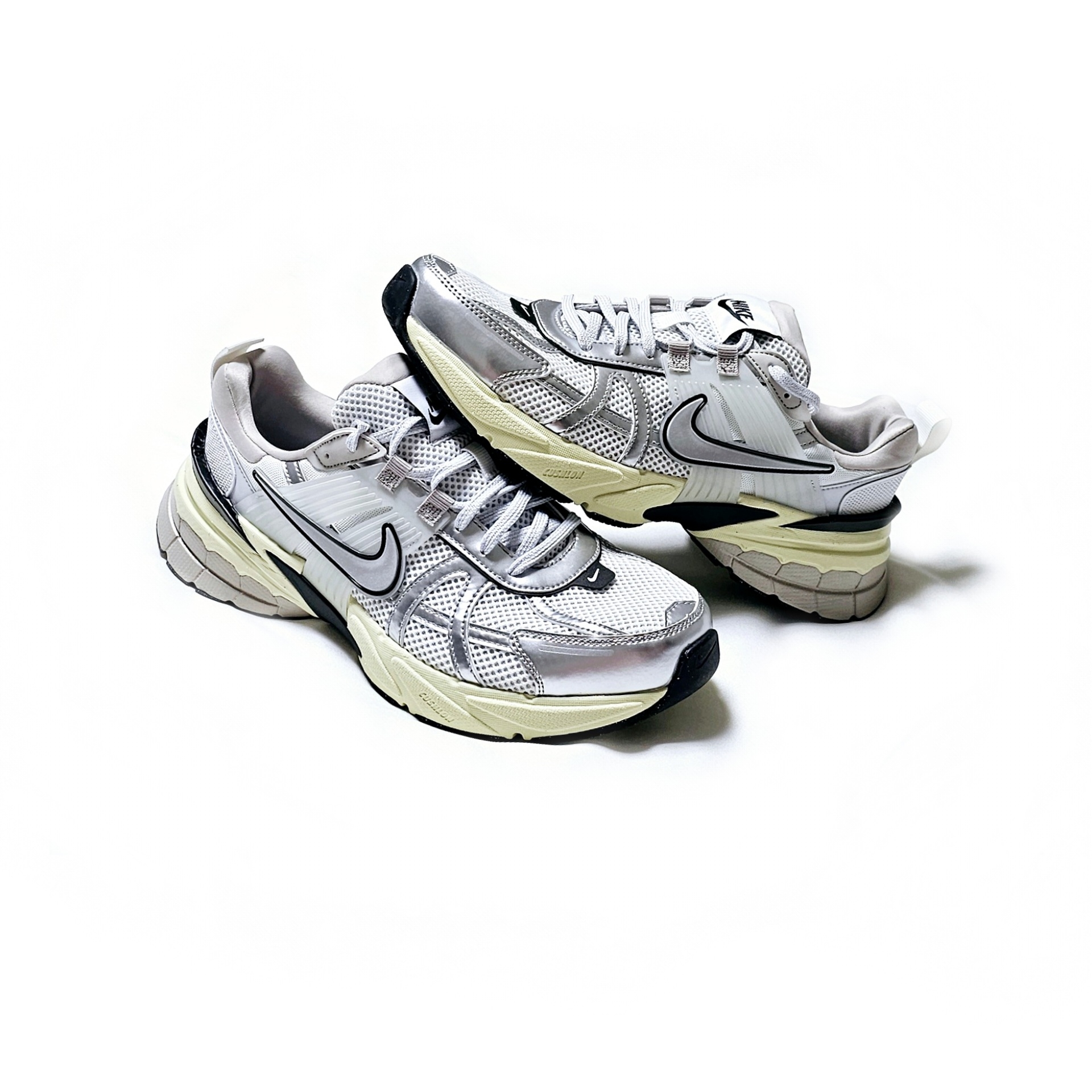 Nike V2K Run Summit White Metallic Silver 착용 스타일 - 2