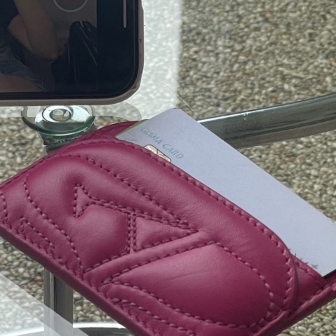 Alexander McQueen Seal Logo Card Holder Fuchsia 착용 스타일