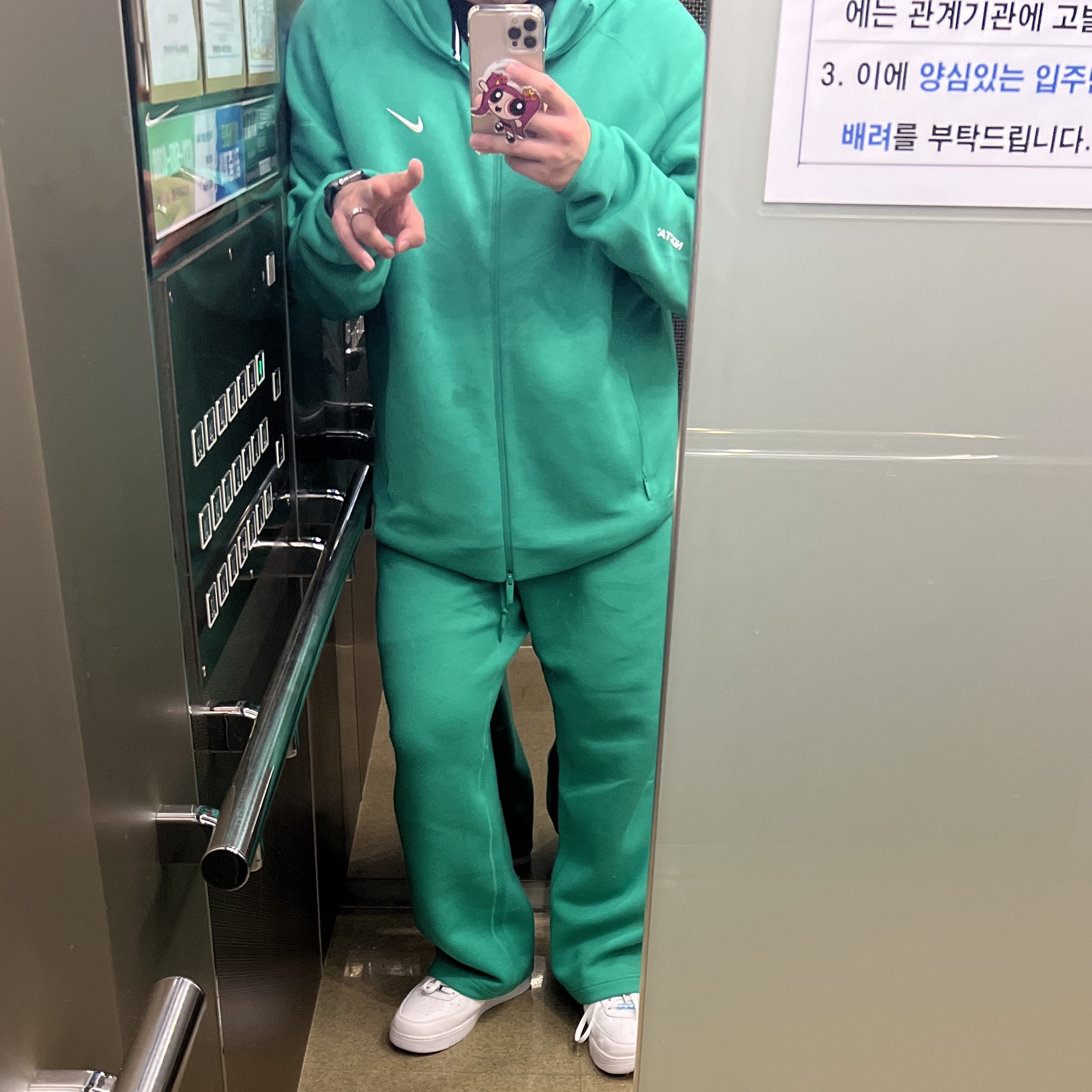 Nike x Drake Nocta Tech Fleece Open Hem Pants Stadium Green (FD8460-324), Nike x Drake Nocta Tech Fleece Hoodie Stadium Green (FD8453-324) 착용 스타일