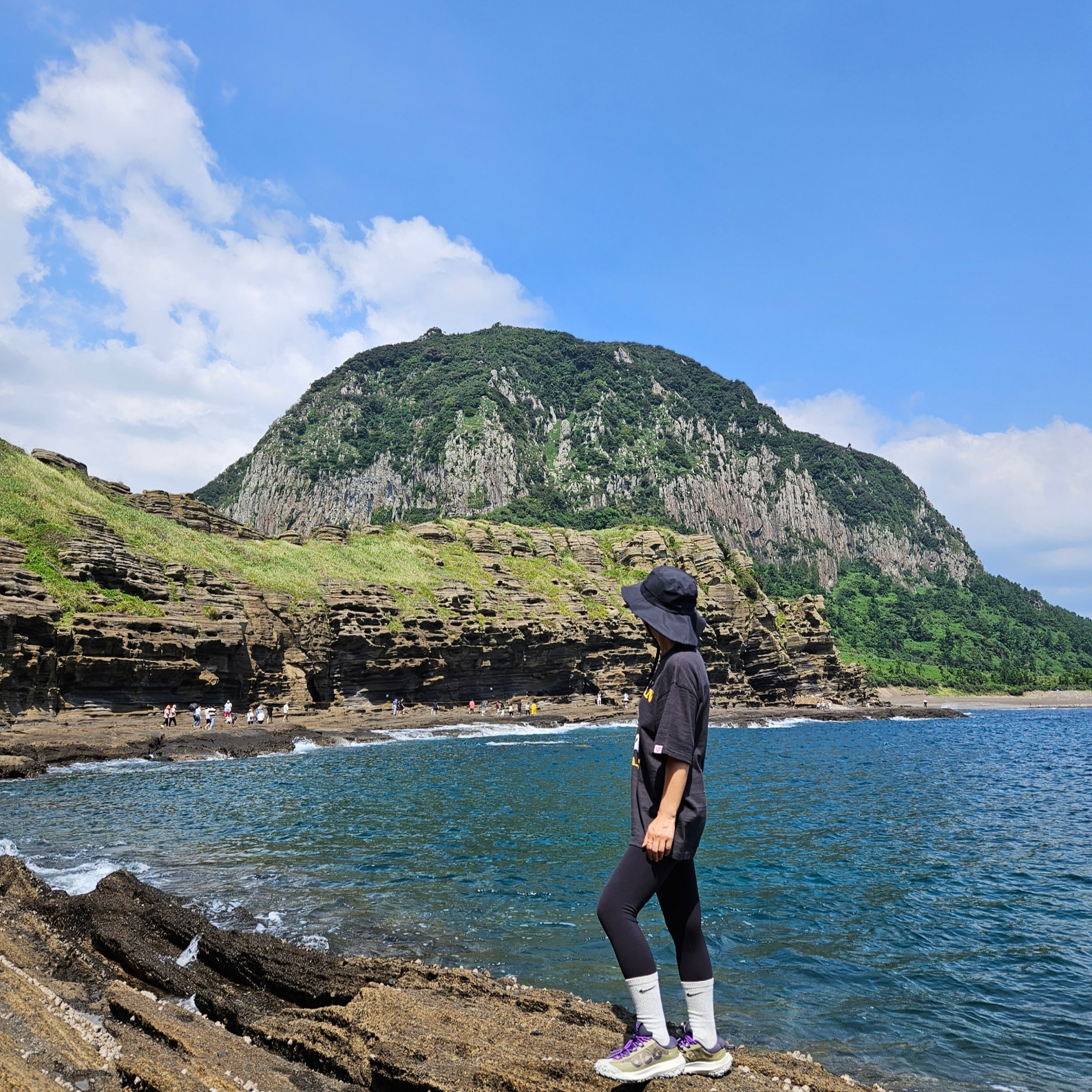 Nike NRG ACG Storm-Fit Bucket Hat Black, Nike ACG Mountain Fly 2 Low Neutral Olive and Mountain Grape 착용 스타일 - 2