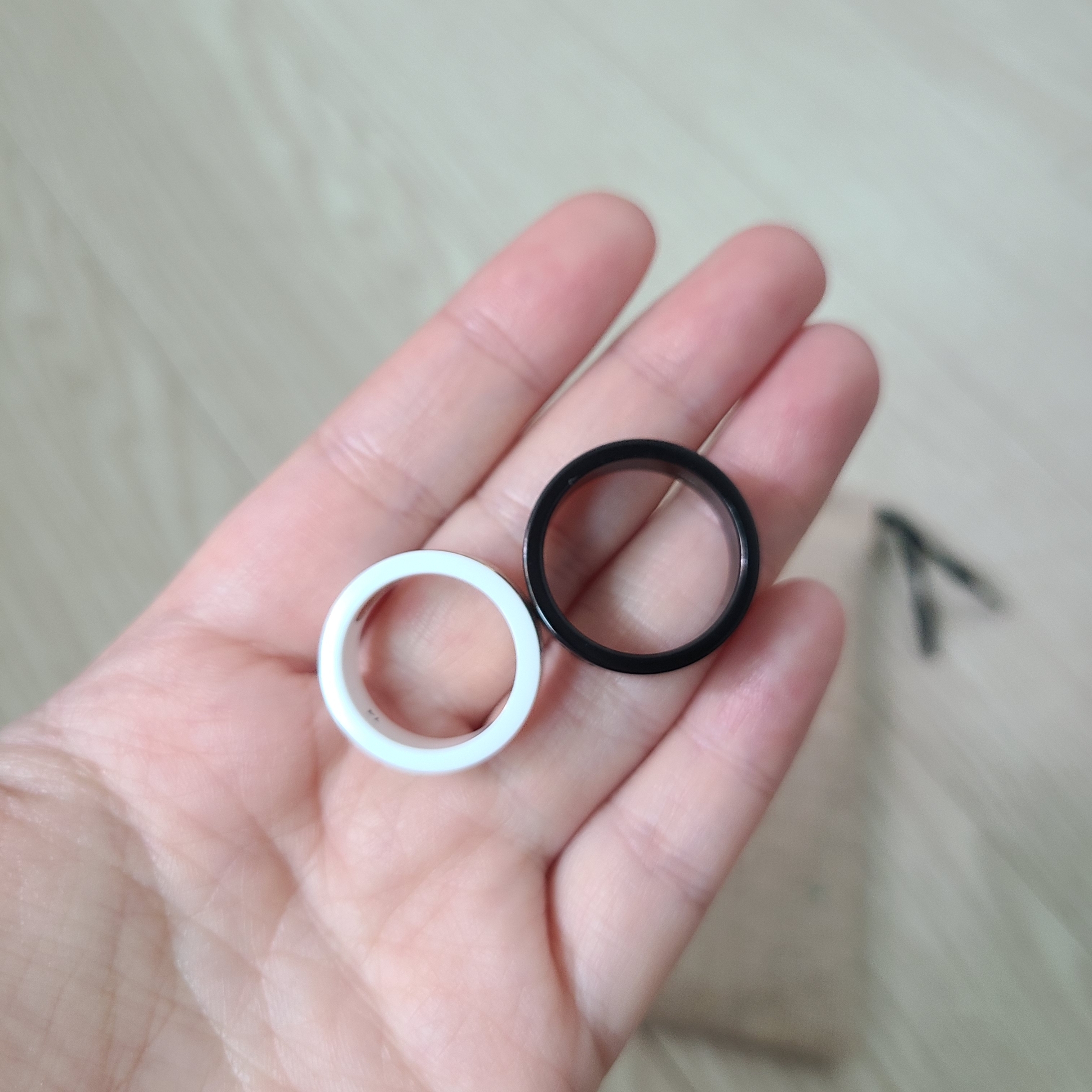 Gucci Icon Ring 18K Yellow Gold White, Gucci Icon Thin Band 18K White Gold Black 착용 스타일 - 2