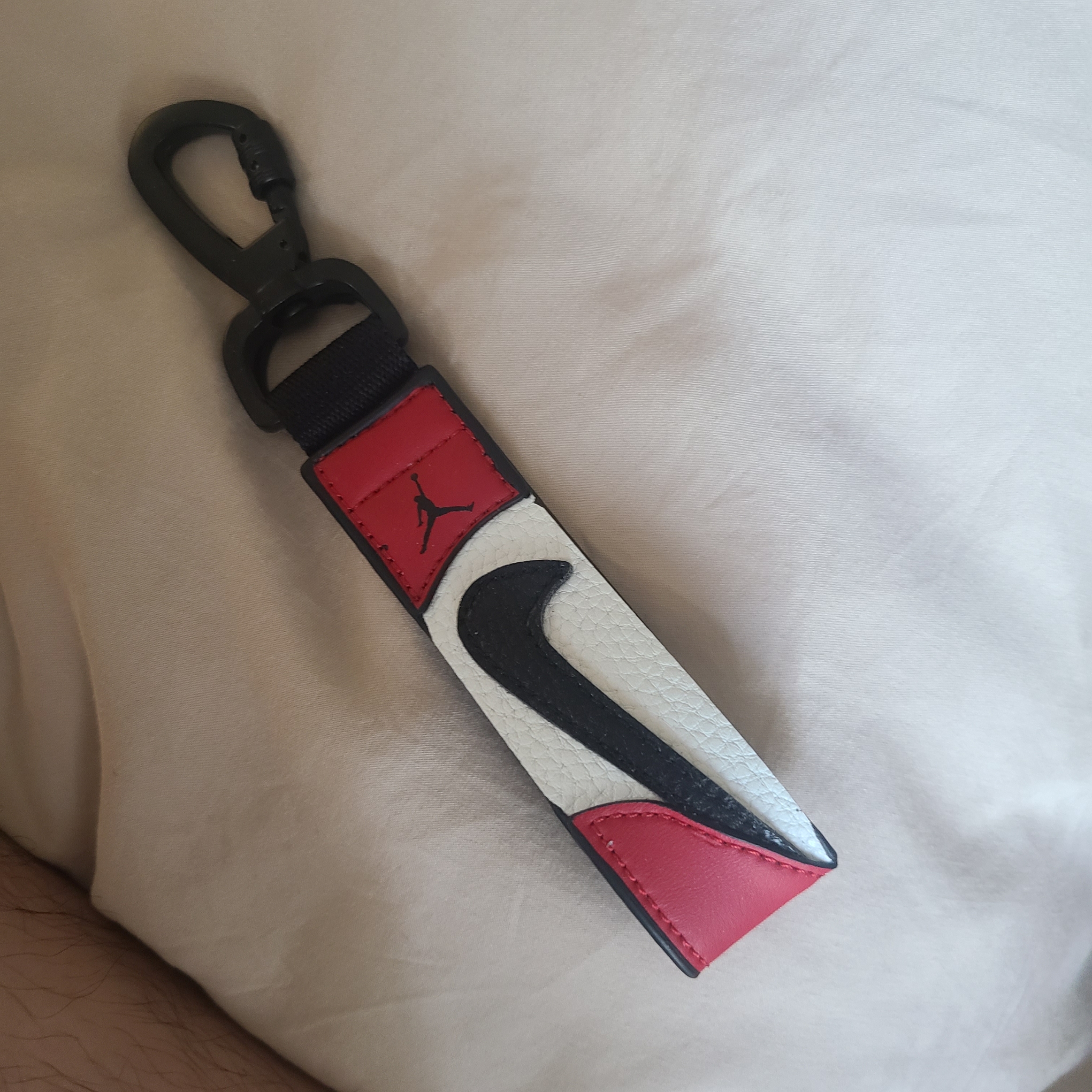 Jordan Trophy Key Holder Wrist Lanyard Gym Red White 착용 스타일