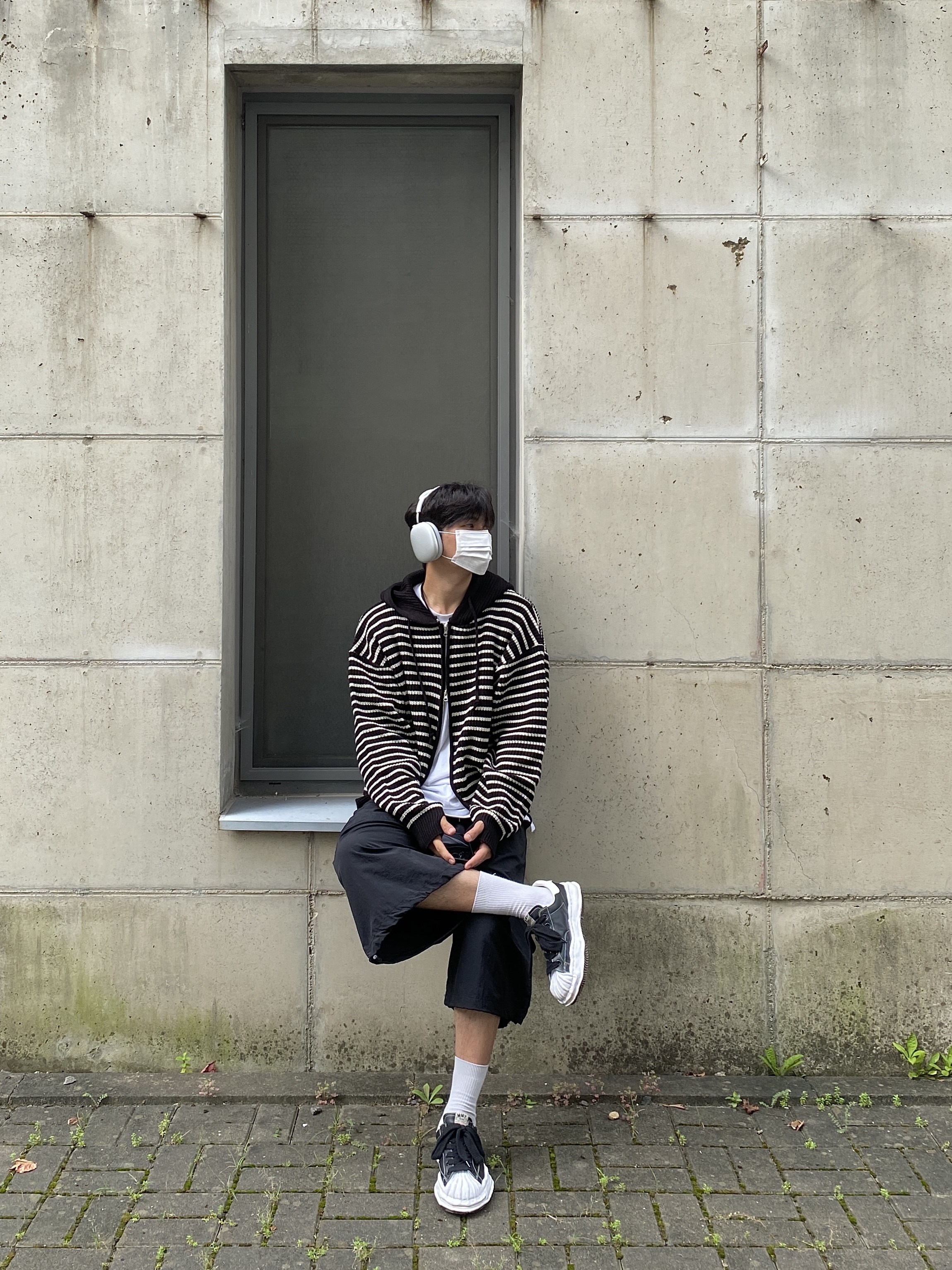 Maison Mihara Yasuhiro Blakey OG Sole Leather Low-top Sneakers Black, Apple AirPods Max Lightning Silver (Korean Ver.) 착용 스타일 - 4