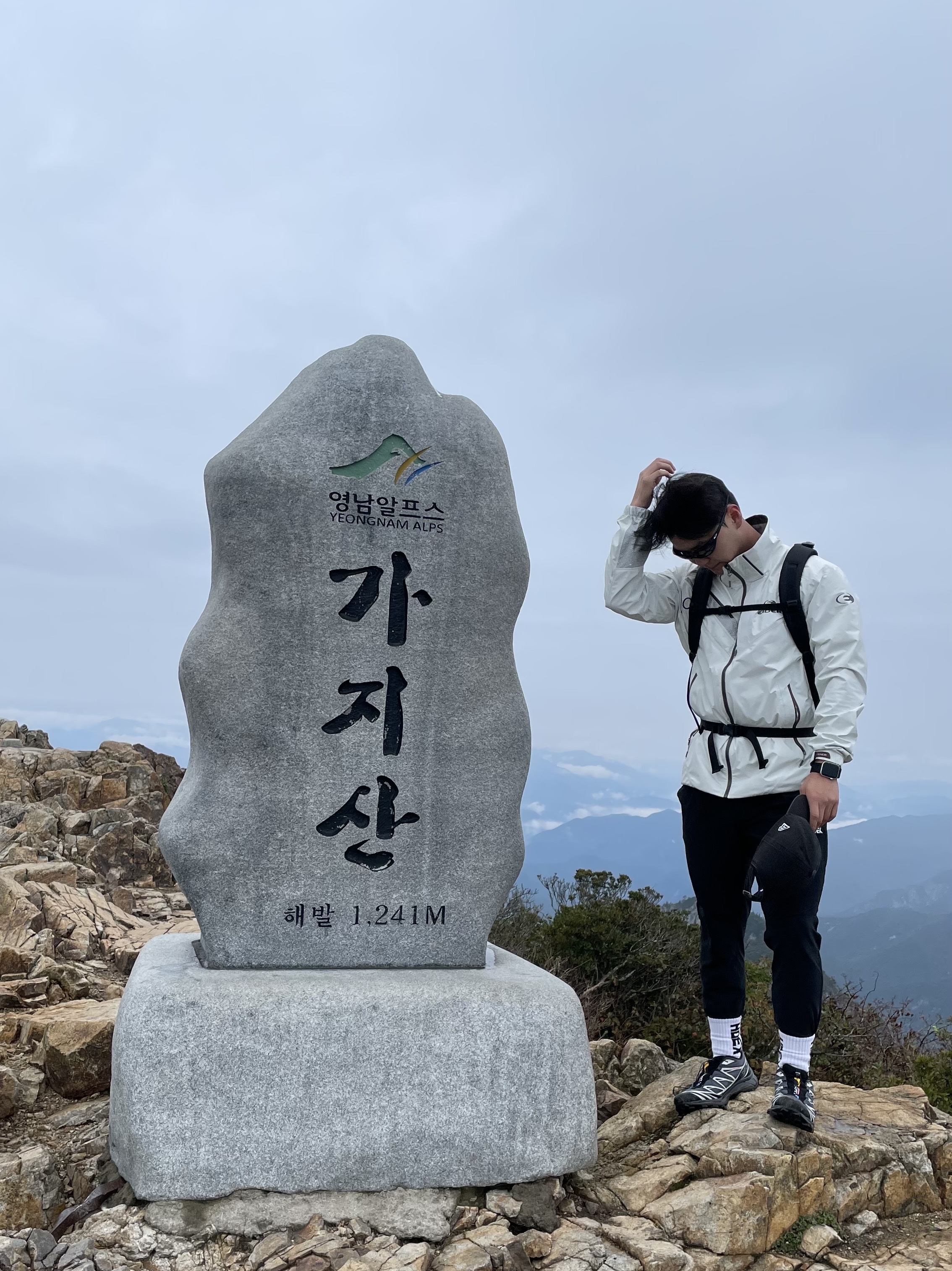 Salomon XT-6 Gore-Tex Black Ebony, Arc'teryx Mantis 32 Backpack Black 착용 스타일 - 3