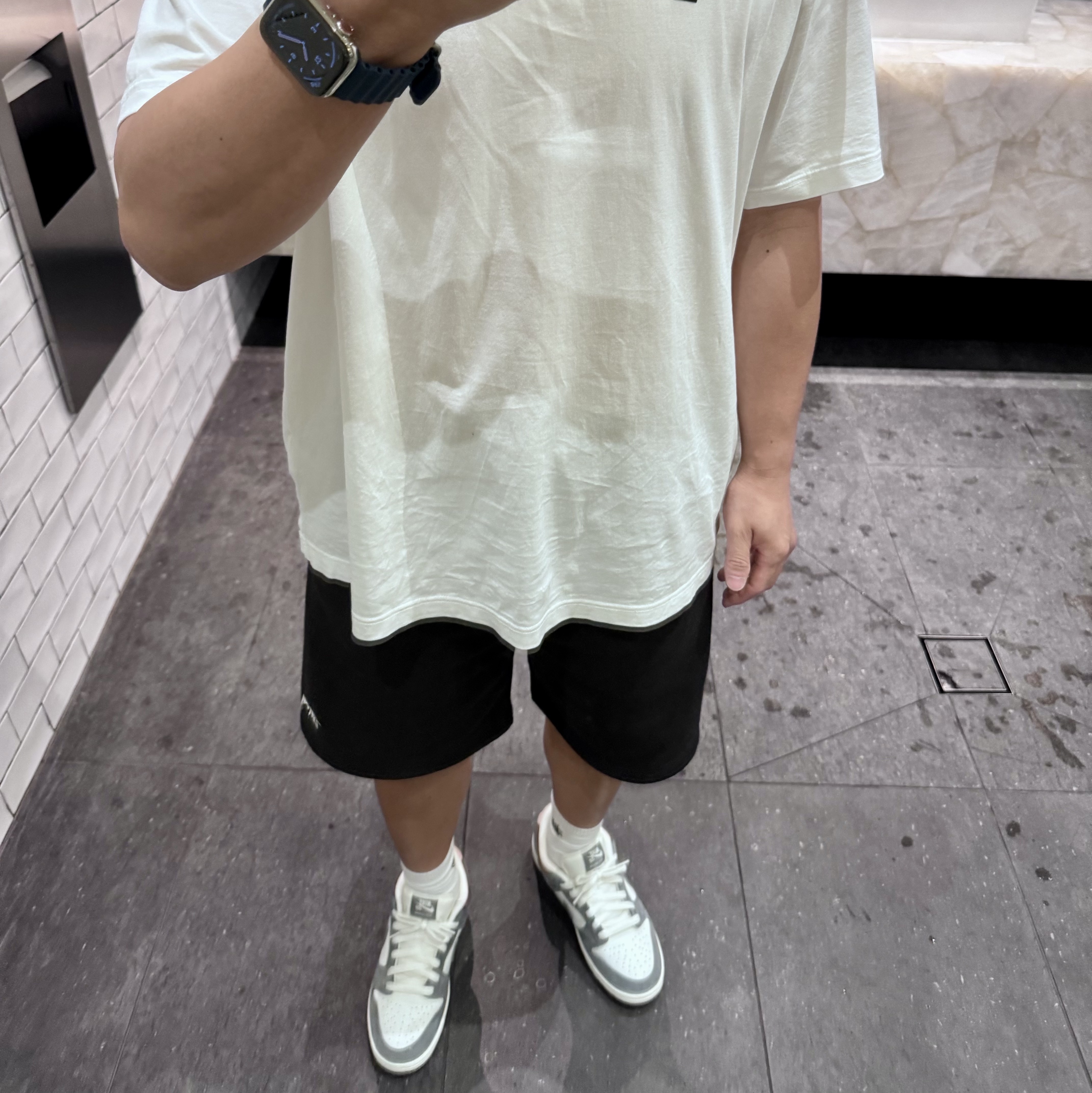 Apple Watch Series 8 45mm Cellular Silver Stainless Steel Case with Milanese Loop Silver (Korean Ver.), Nike x Yuto Horigome SB Dunk Low Wolf Grey 착용 스타일 - 2