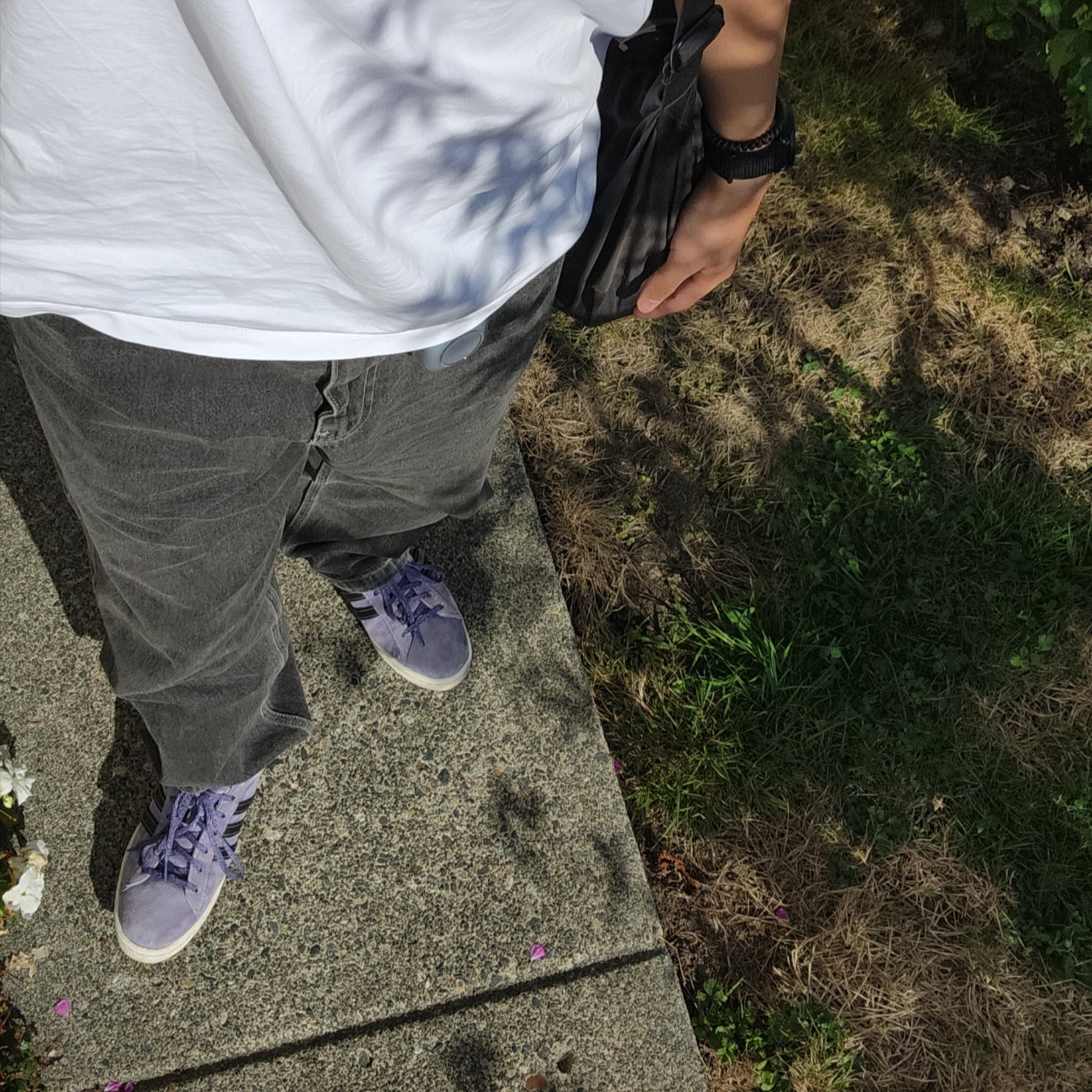 Adidas x XLarge Campus 80s Orbit Violet, Uniqlo U Drawstring Shoulder Bag Black 착용 스타일 - 3