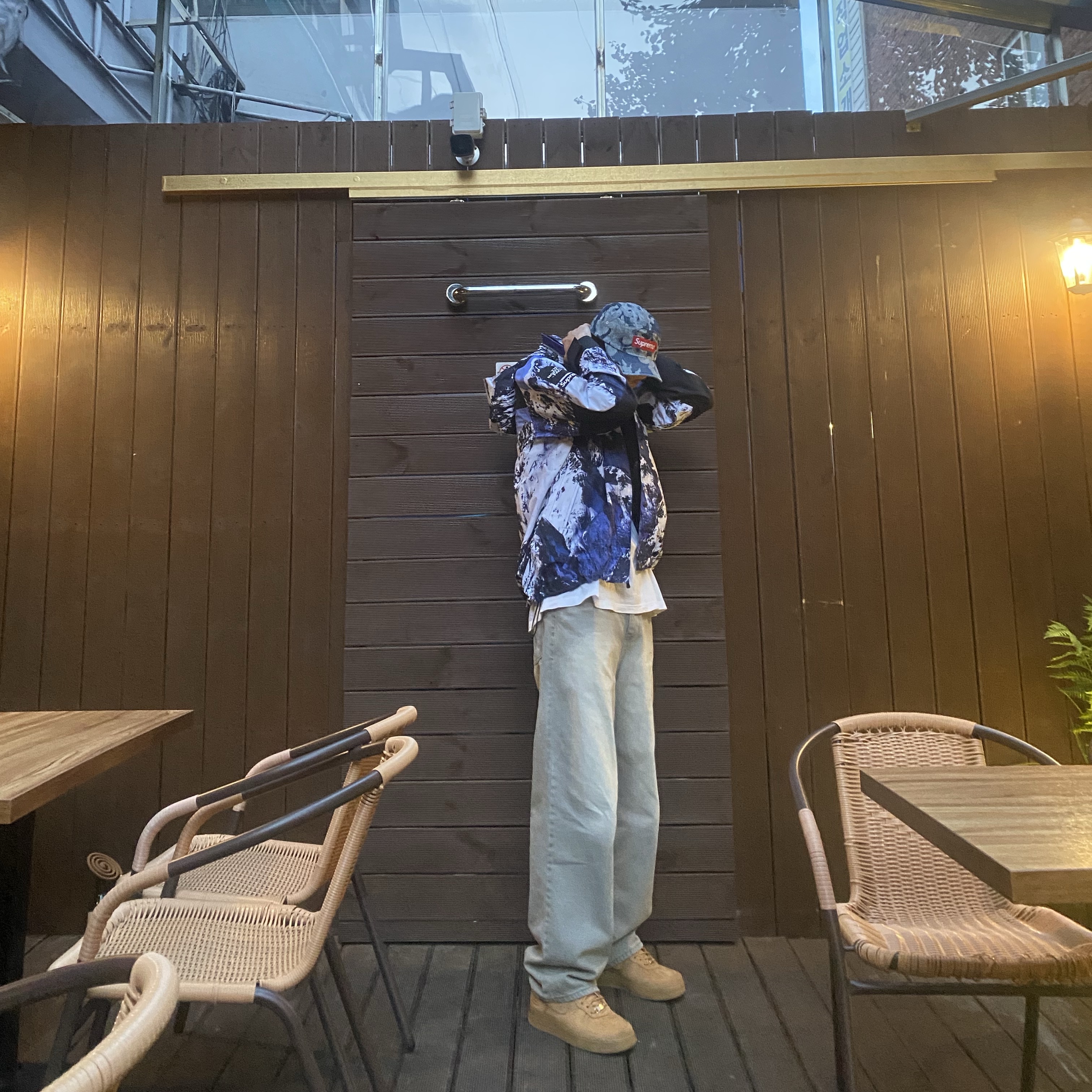Supreme Flames Jacquard Denim Camp Cap Washed Indigo - 23SS, Supreme x The North Face Printed Pocket T-Shirt White - 23SS 착용 스타일