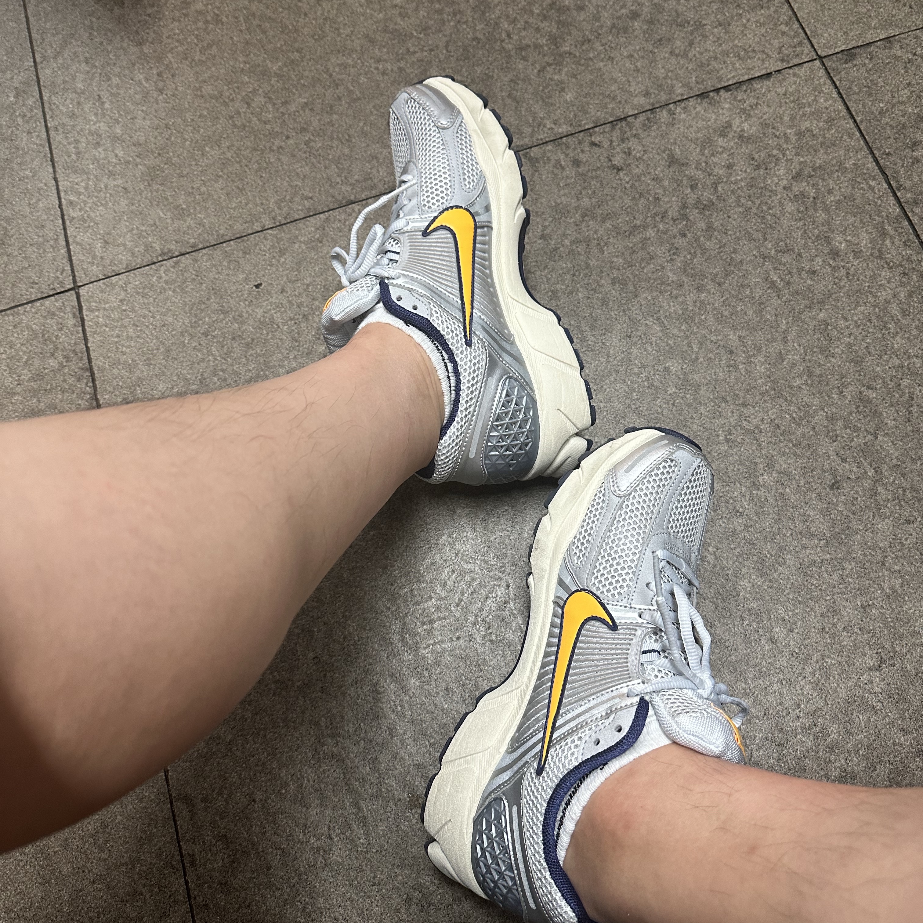 Nike Zoom Vomero 5 Pure Platinum and Laser Orange 착용 스타일