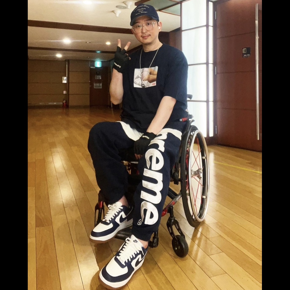 Supreme Maude T-Shirt Navy - 22FW, Supreme Satin Applique Sweatpants Navy - 22FW 착용 스타일