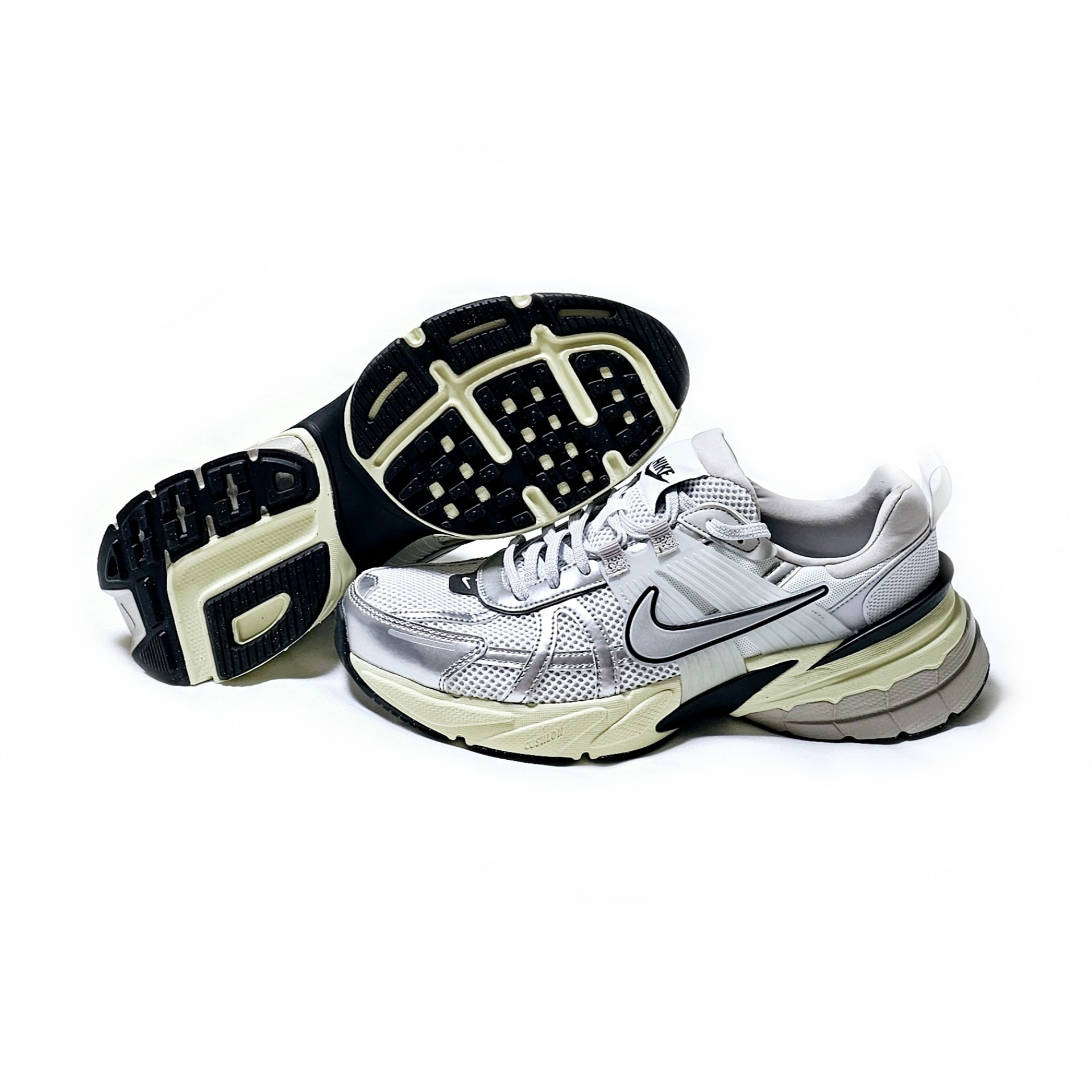 Nike V2K Run Summit White Metallic Silver 착용 스타일 - 1