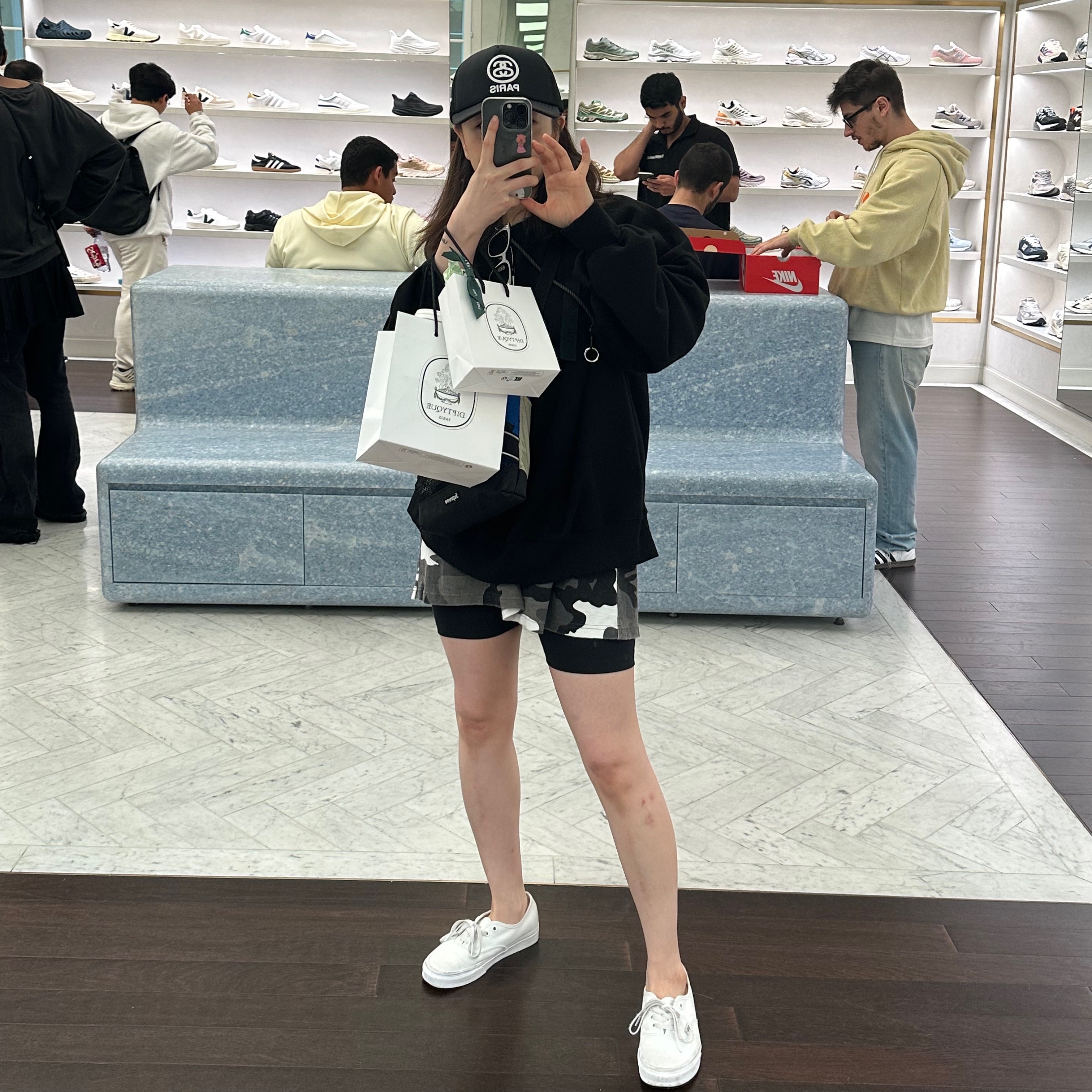 Supreme Shoulder Bag Blue - 23FW, Supreme Collegiate S/S Top Snow Camo - 23FW 착용 스타일 - 1