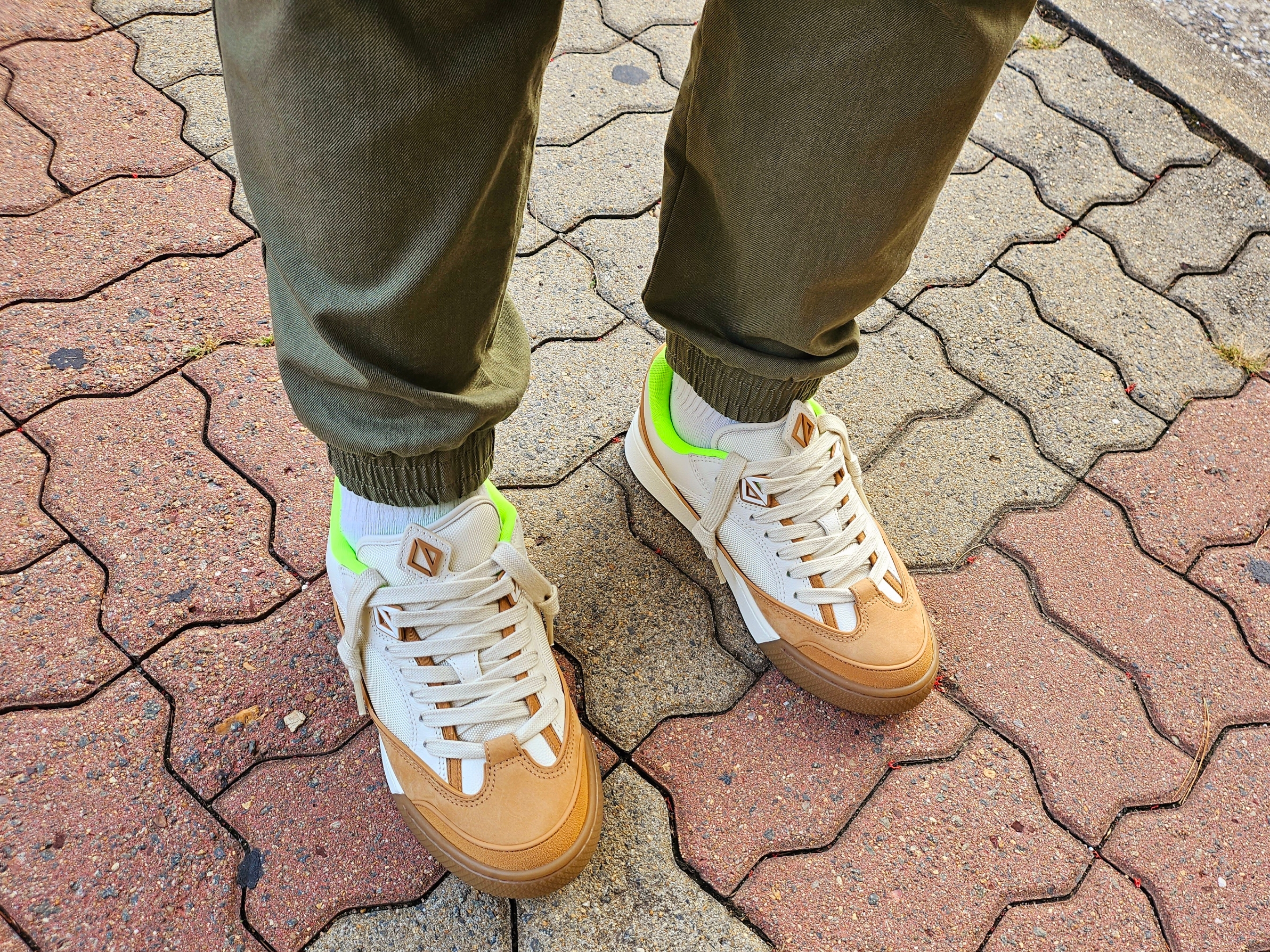 Dior x Cactus Jack B713 Sneakers Cream Coffee 착용 스타일 - 2