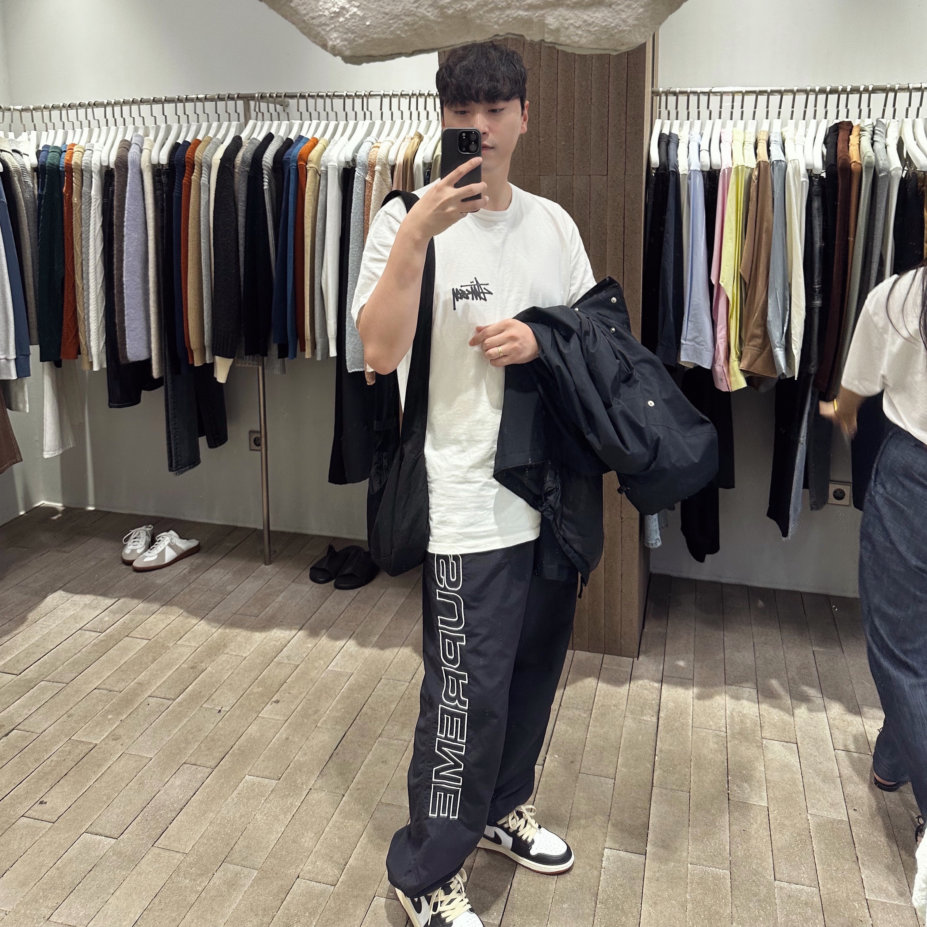 COS Nylon Crossbody Saddle Bag Black, Stussy Old Phone Pigment Dyed T-Shirt Natural 착용 스타일