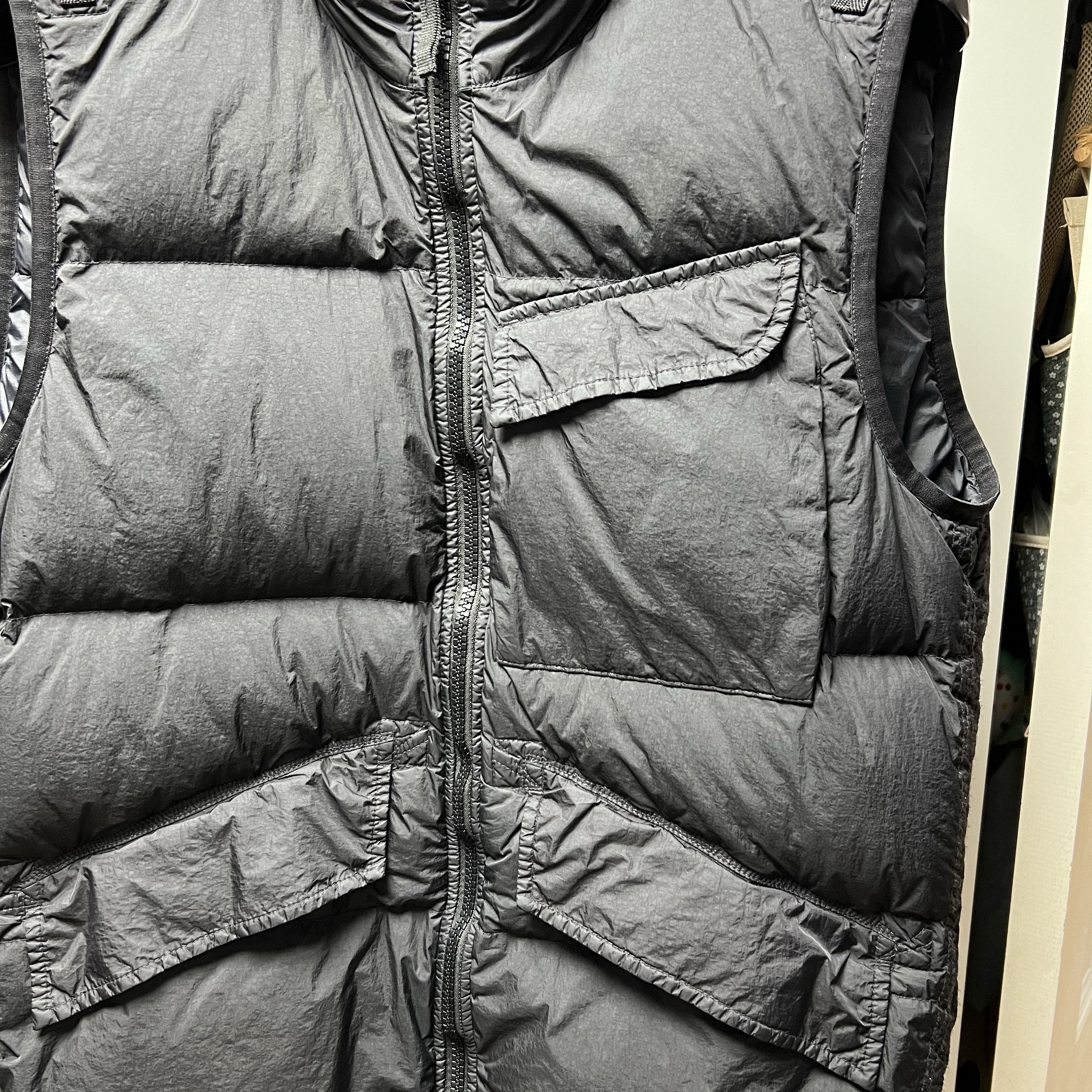 Stone Island G0123 Garment Dyed Crinkle Reps Nylon Down Vest Black - 22FW 착용 스타일
