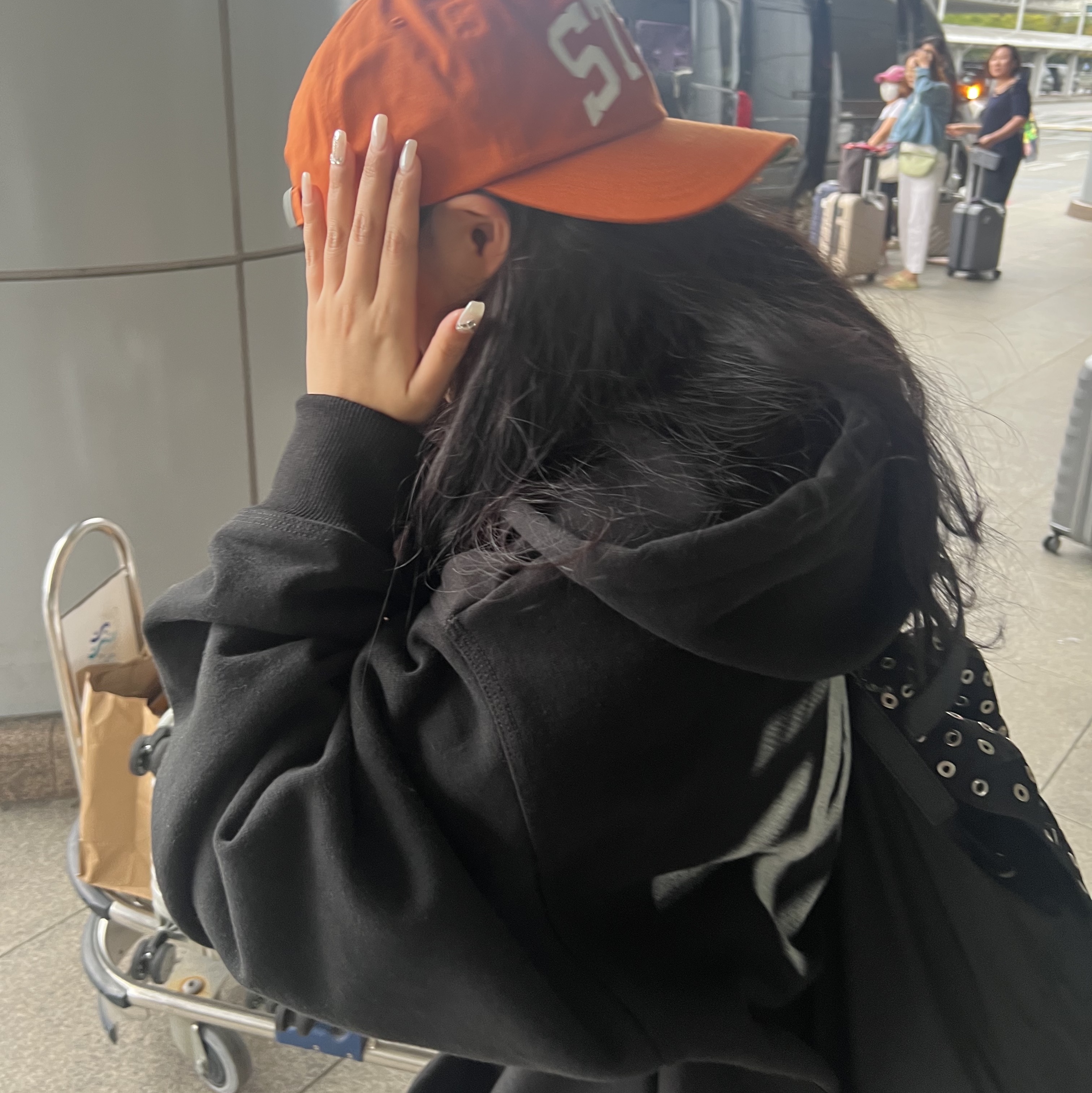 Stussy Dizzy Stock Hoodie Black 착용 스타일 - 1