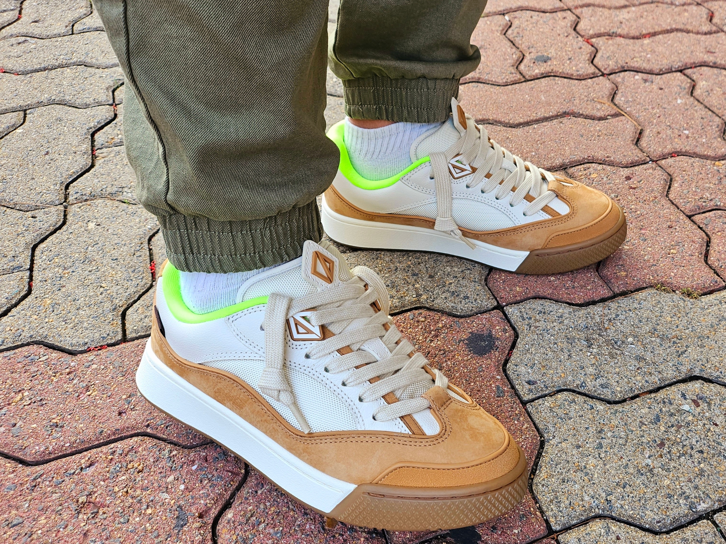 Dior x Cactus Jack B713 Sneakers Cream Coffee 착용 스타일 - 1