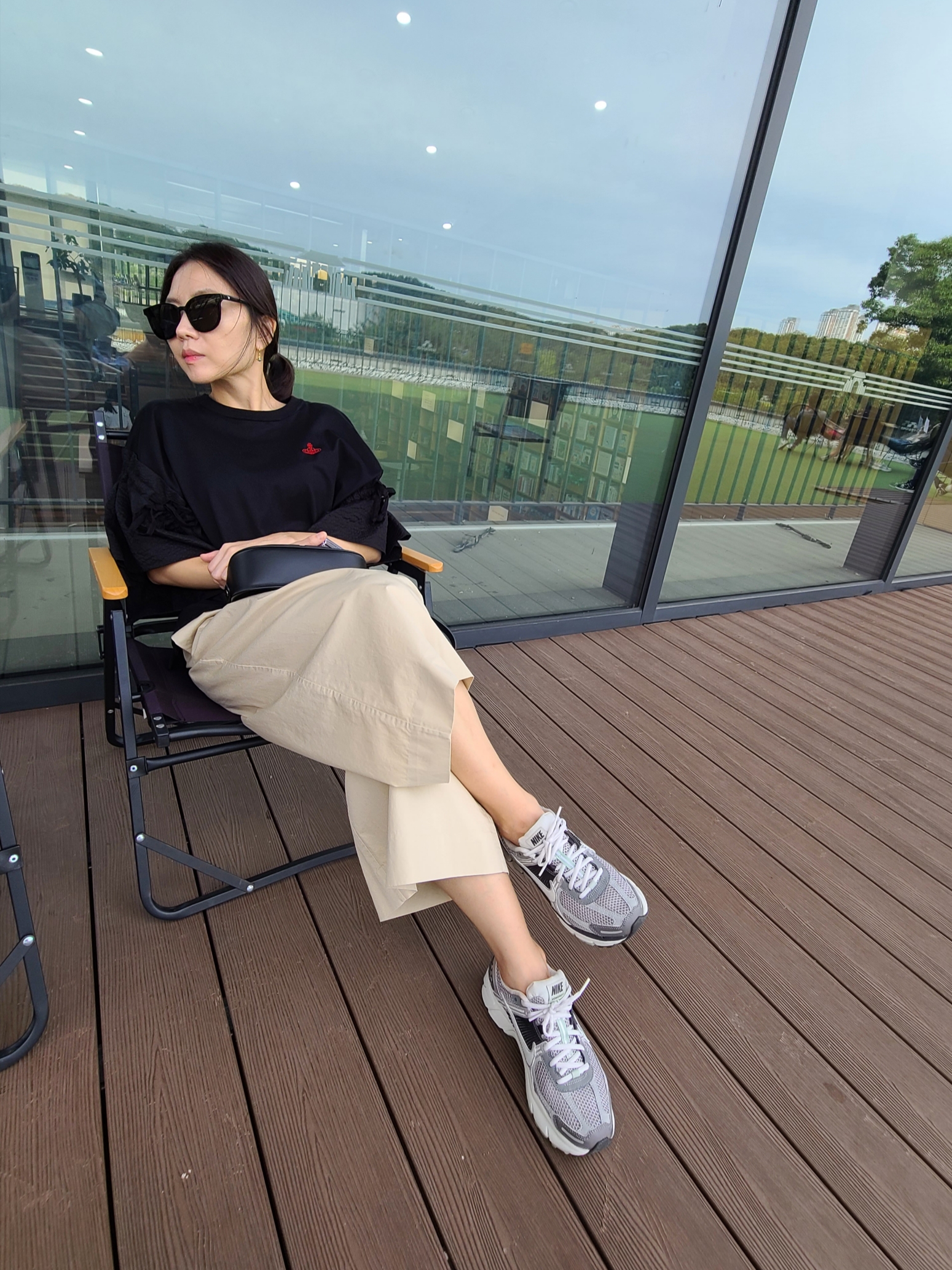 (W) Nike Zoom Vomero 5 Cobblestone and Flat Pewter 착용 스타일
