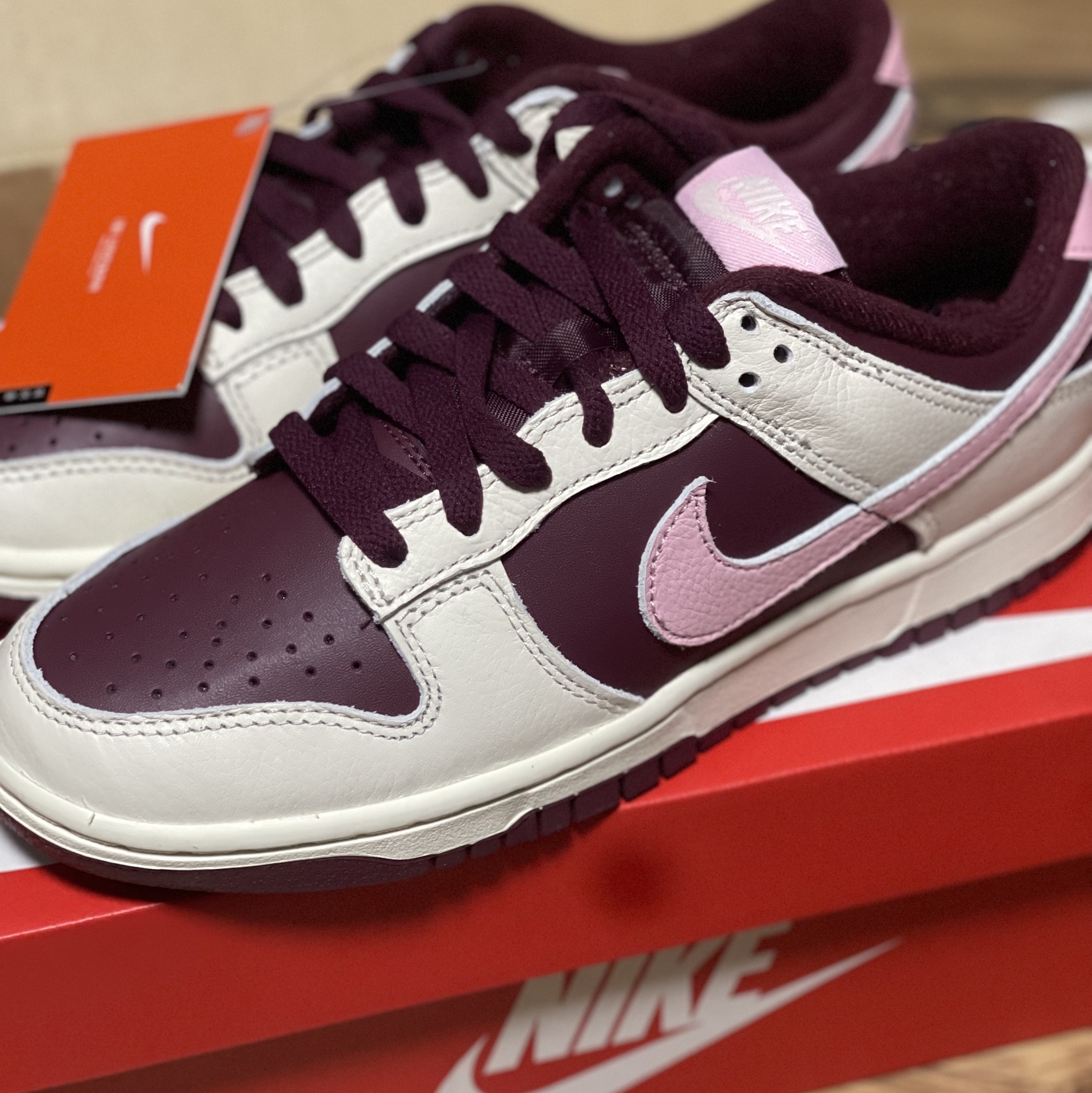 NIke Dunk Low Retro Night Maroon and Medium Soft Pink 착용 스타일