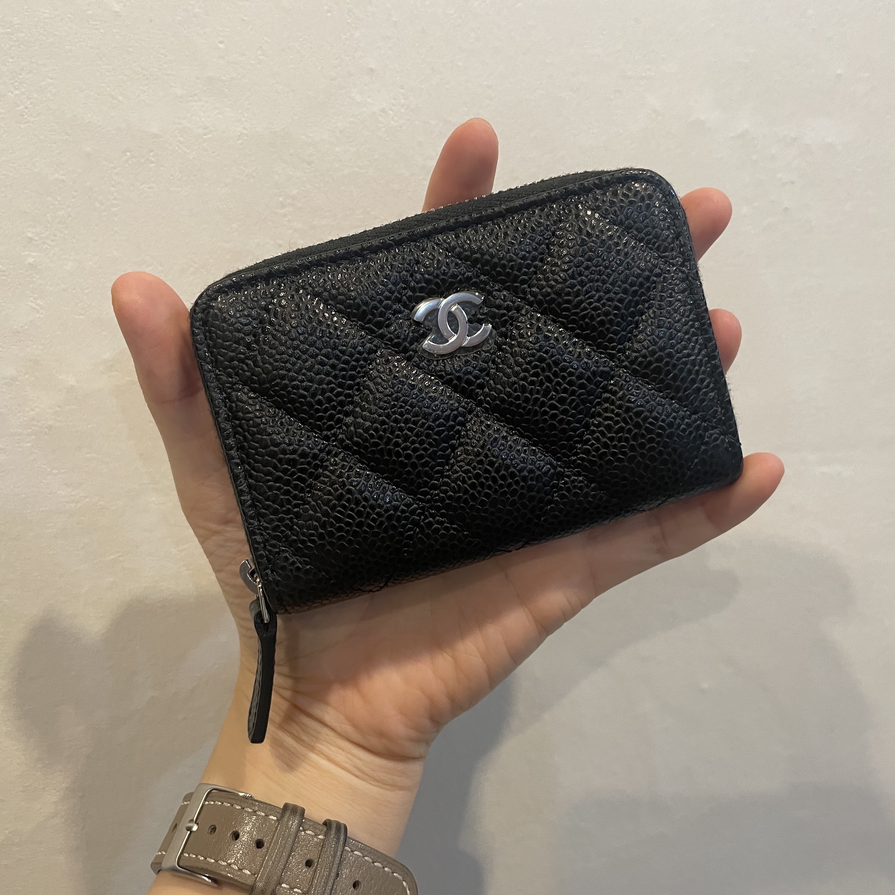 Chanel Classic Zipped Coin Purse Grained Calfskin & Silver Black 착용 스타일