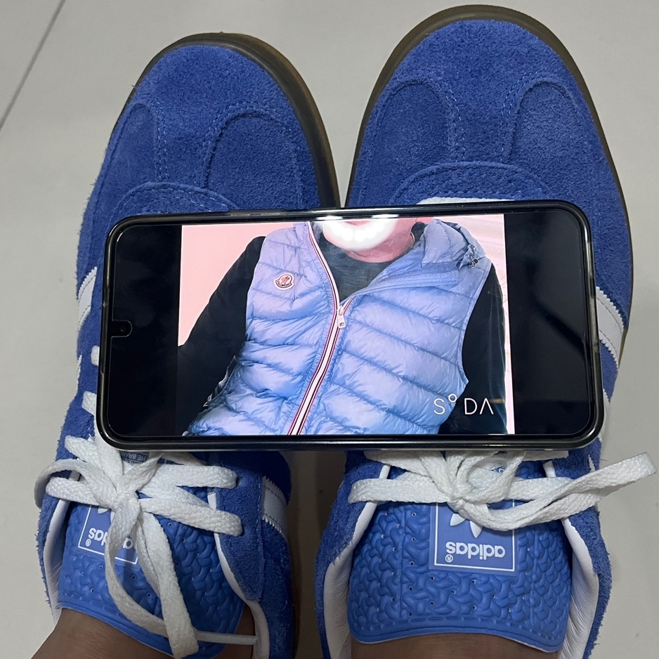 (W) Adidas Gazelle Indoor Blue Fusion Cloud White 착용 스타일