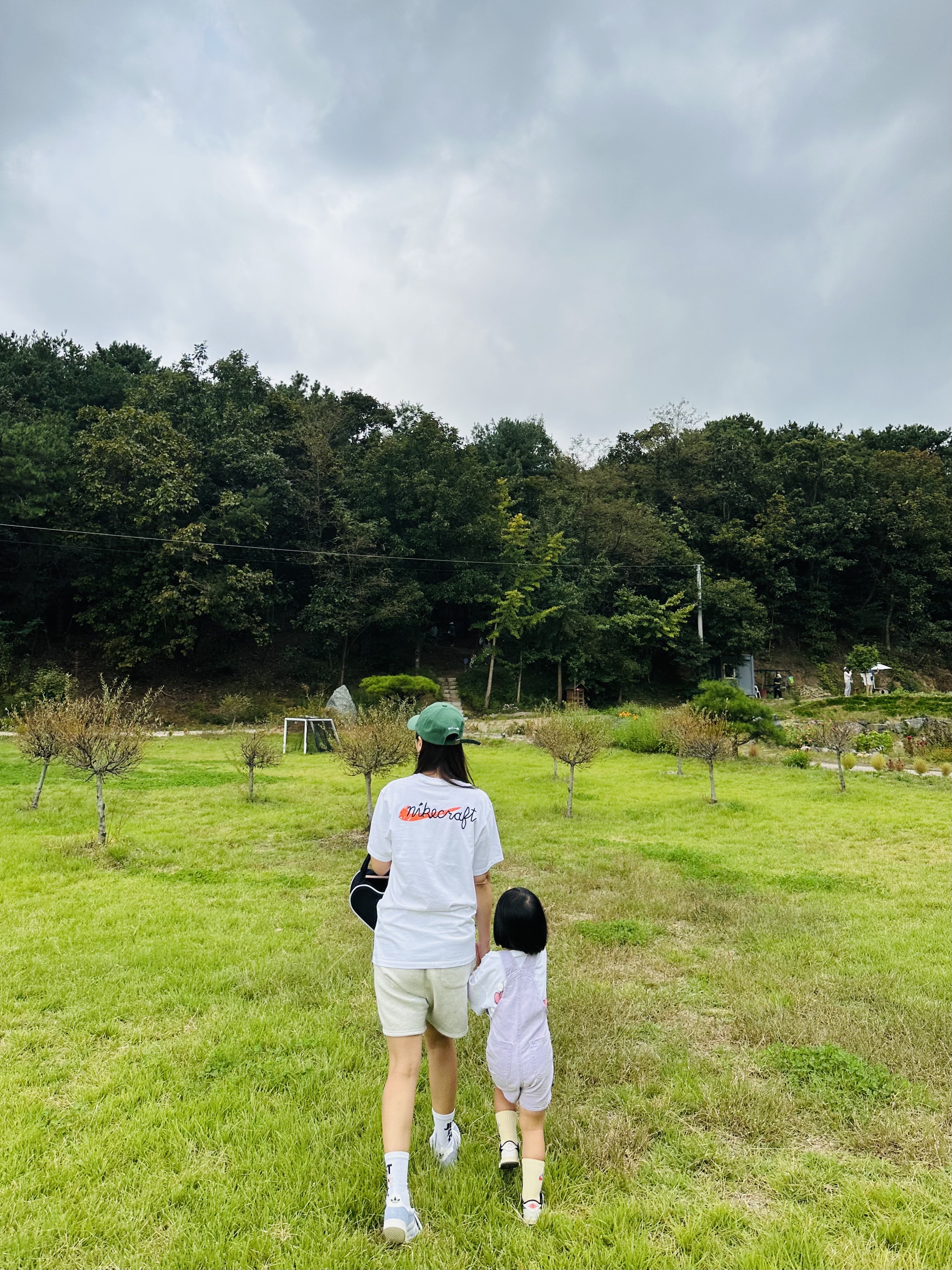 Emis Tone On Tone Wappen Ball Cap Green, Nike x Tom Sachs Nikecraft Studio T-Shirt White 착용 스타일