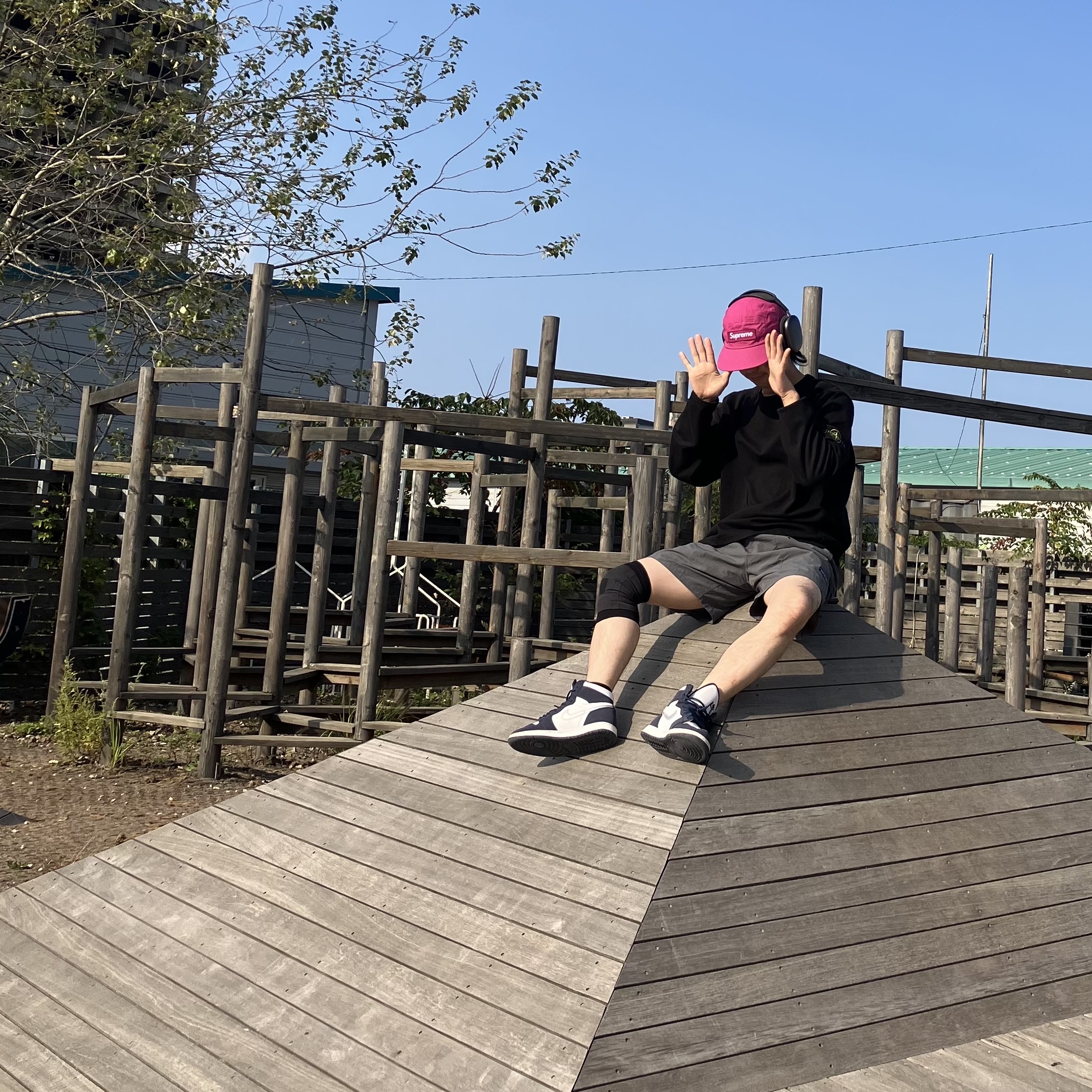 Supreme Logo Piping Hooded Track Jacket Black - 23FW, Supreme Waxed Cotton Camp Cap Magenta - 23FW 착용 스타일 - 2