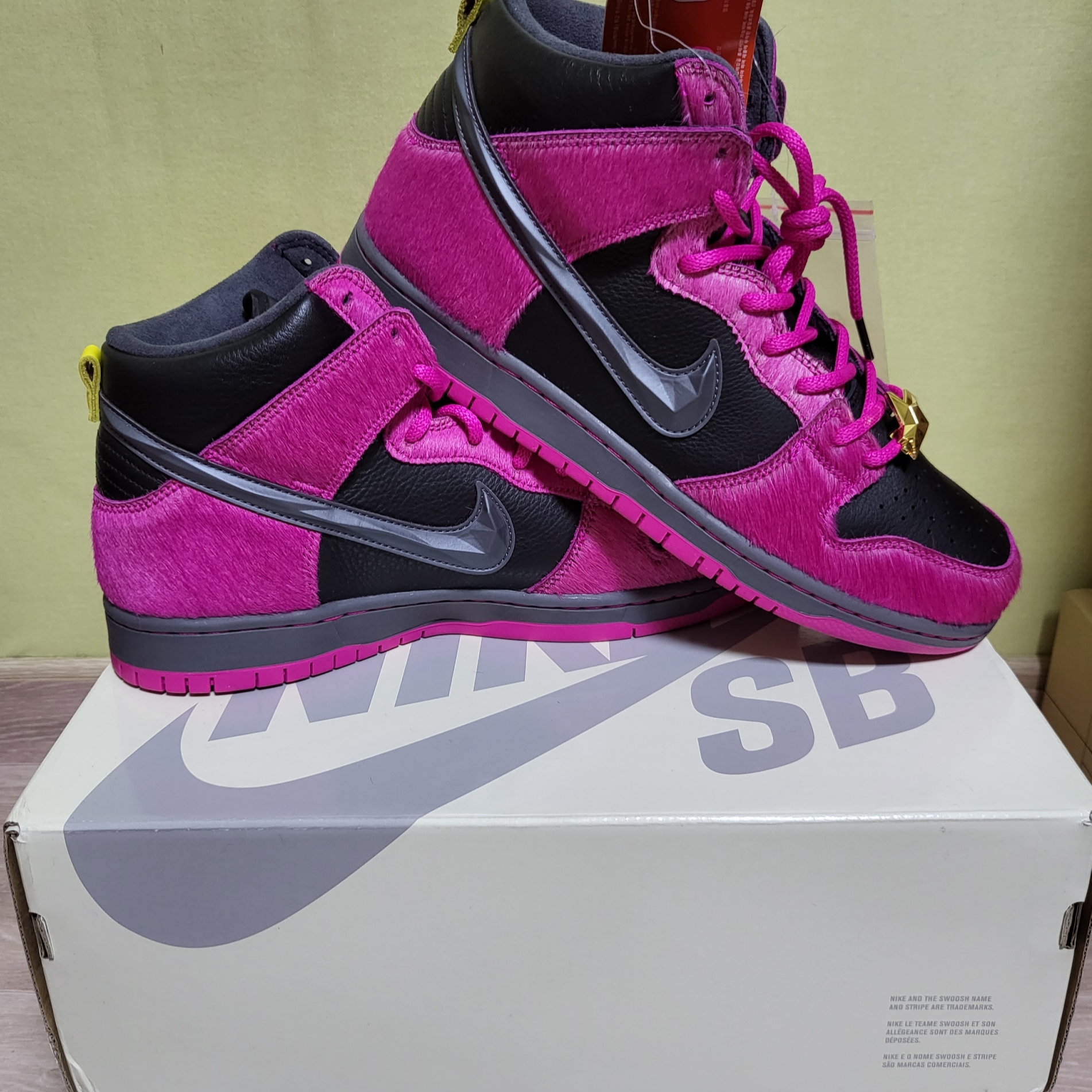 Nike x Run The Jewels SB Dunk High Active Pink and Black 착용 스타일