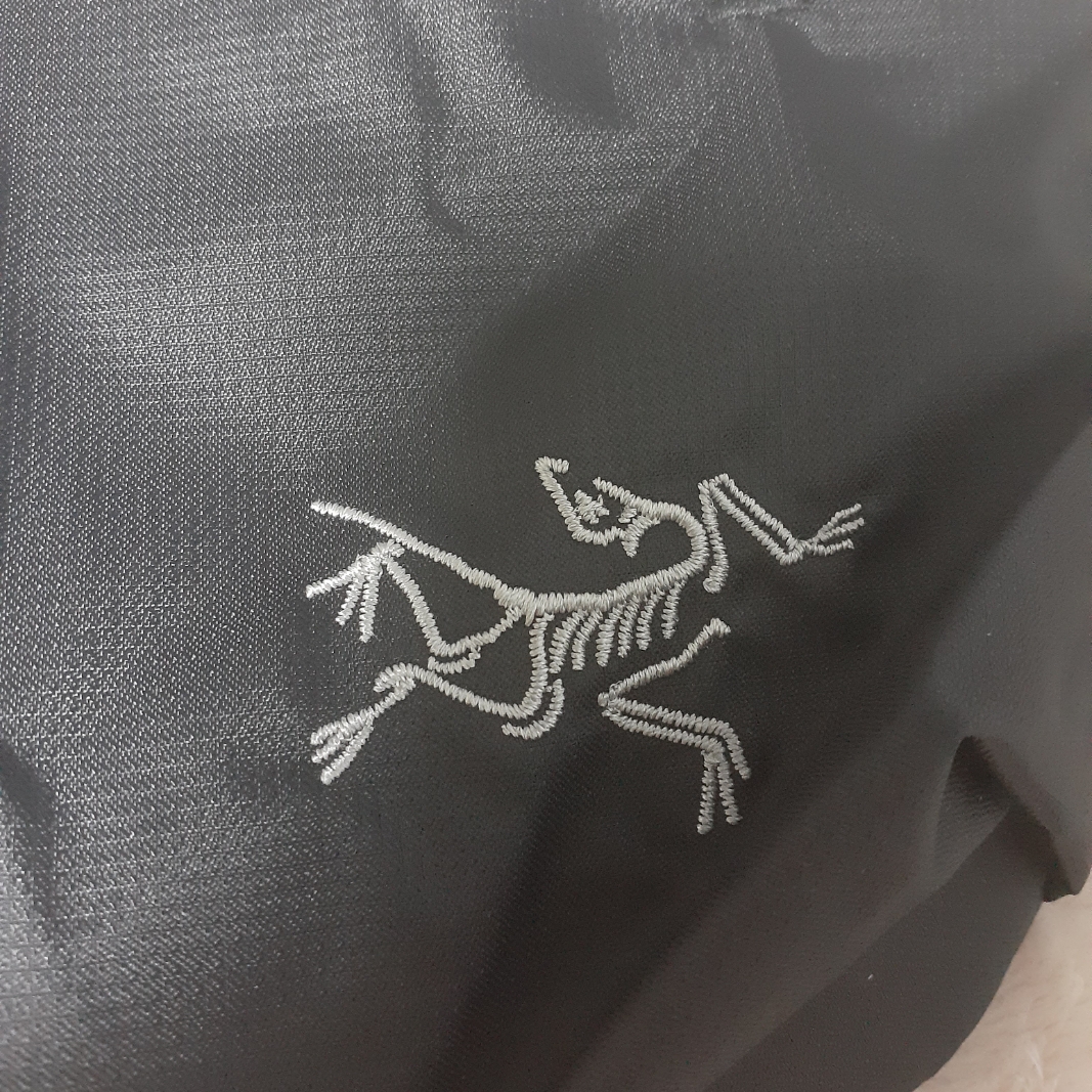 Arc'teryx Heliad 6 Crossbody Bag Black 착용 스타일 - 2